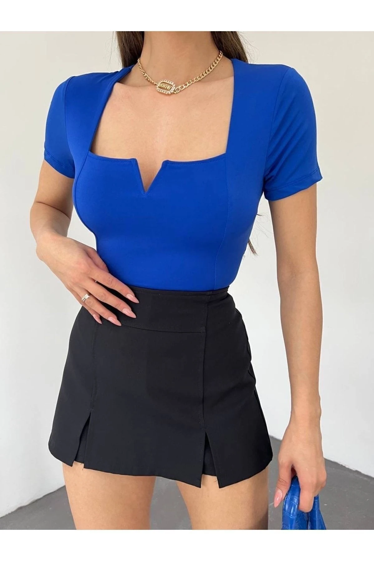 Kare Yaka V Detay Crop Bluz