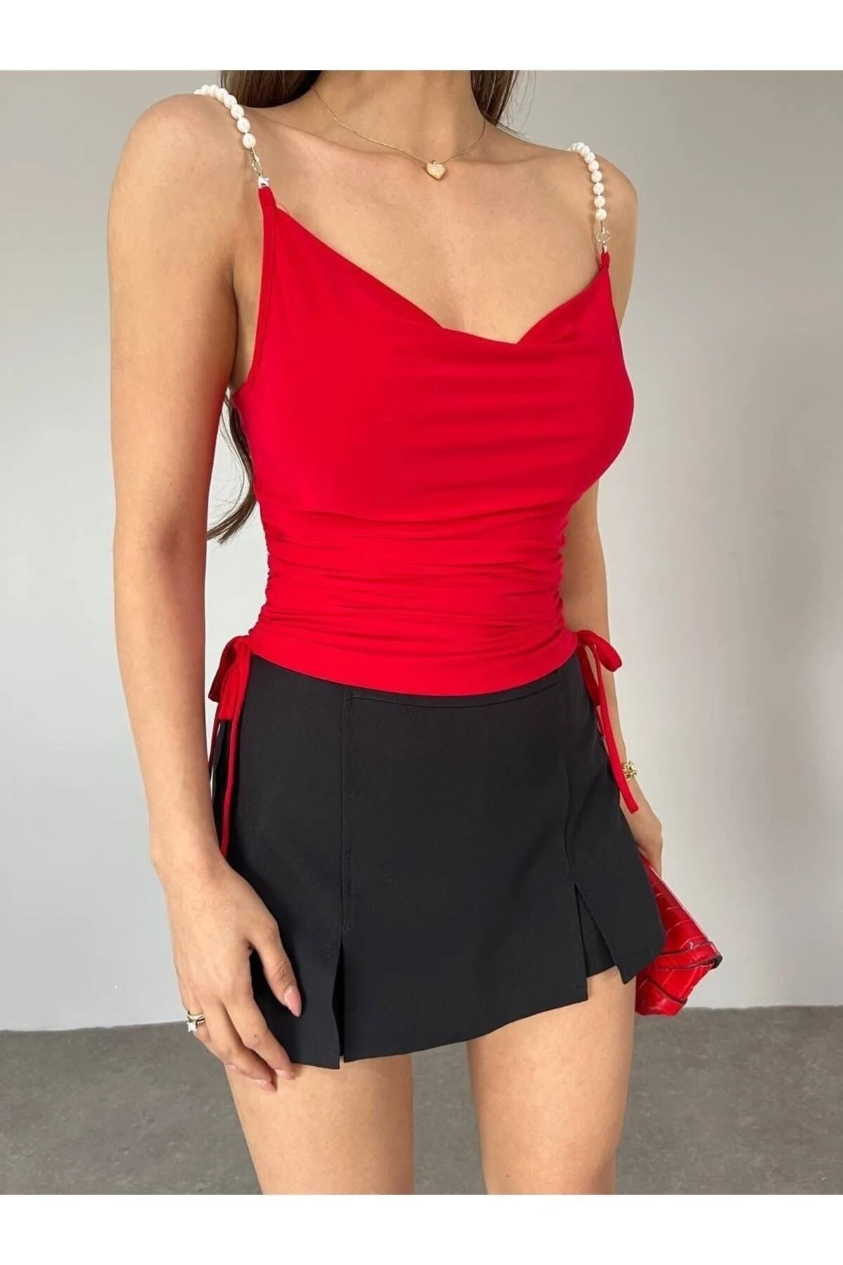 Kırmızı İnci Detay Degaje Dökümlü Yaka Yanları Büzgülü Bluz