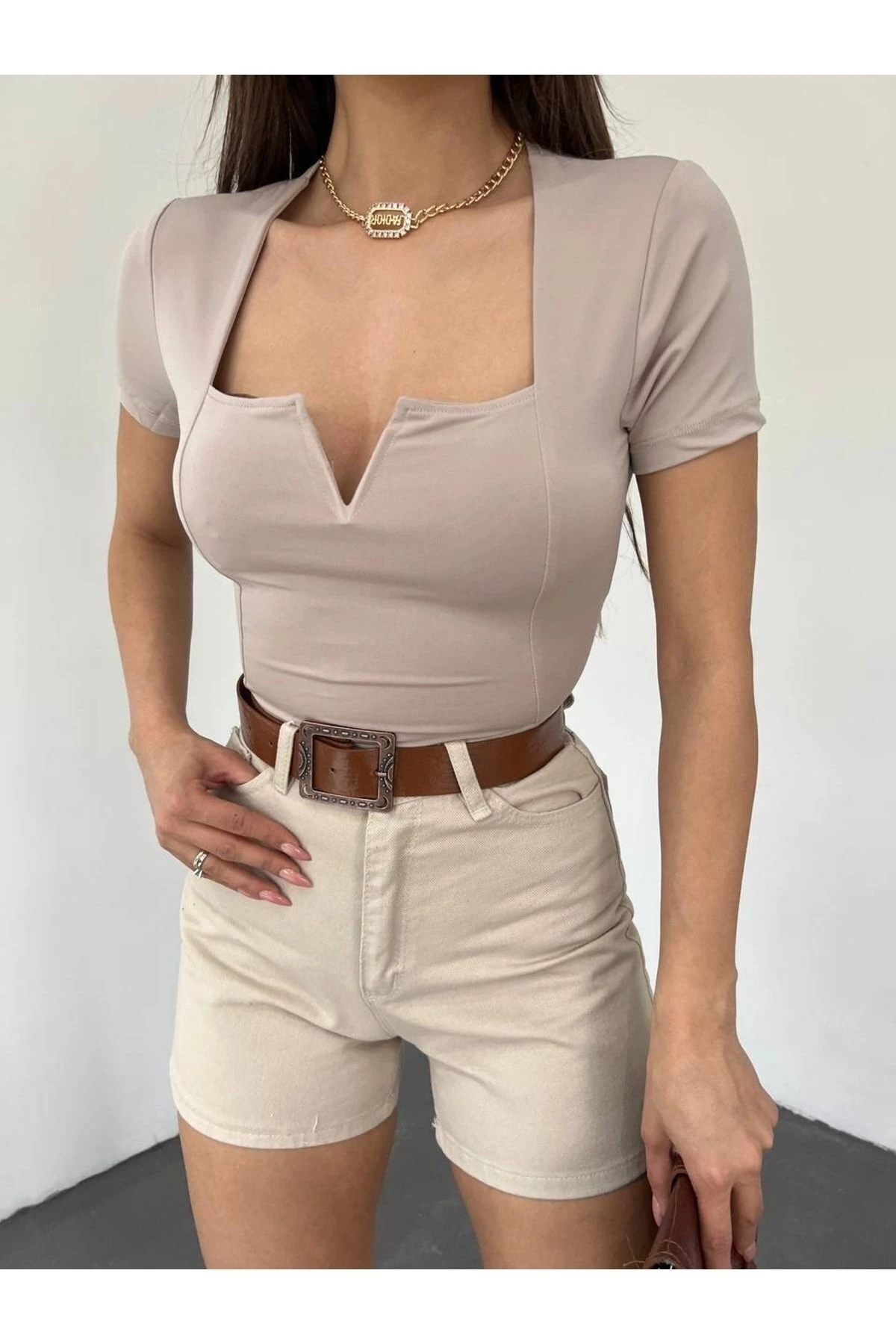 Kare Yaka V Detay Crop Bluz
