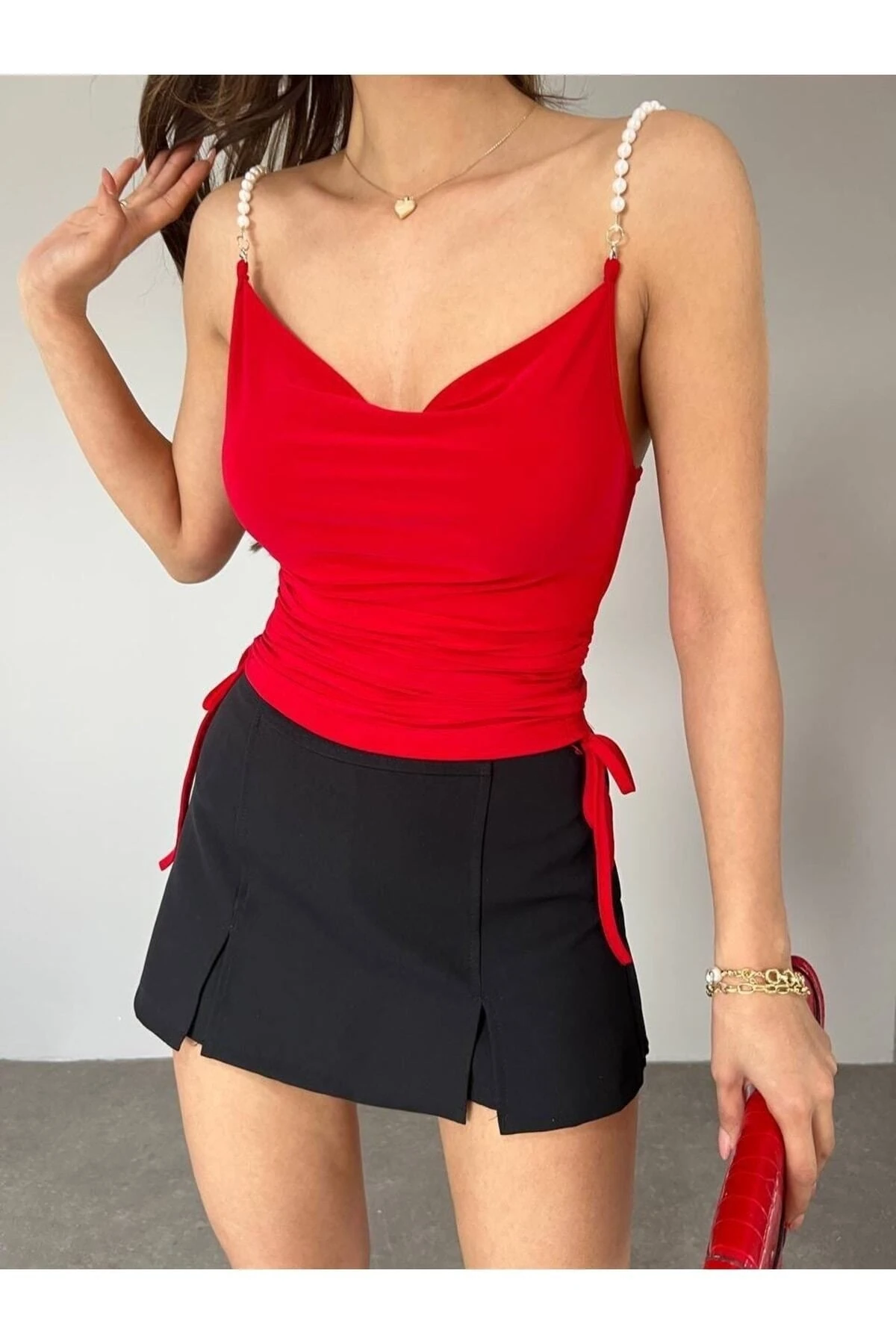 Kırmızı İnci Detay Degaje Dökümlü Yaka Yanları Büzgülü Bluz