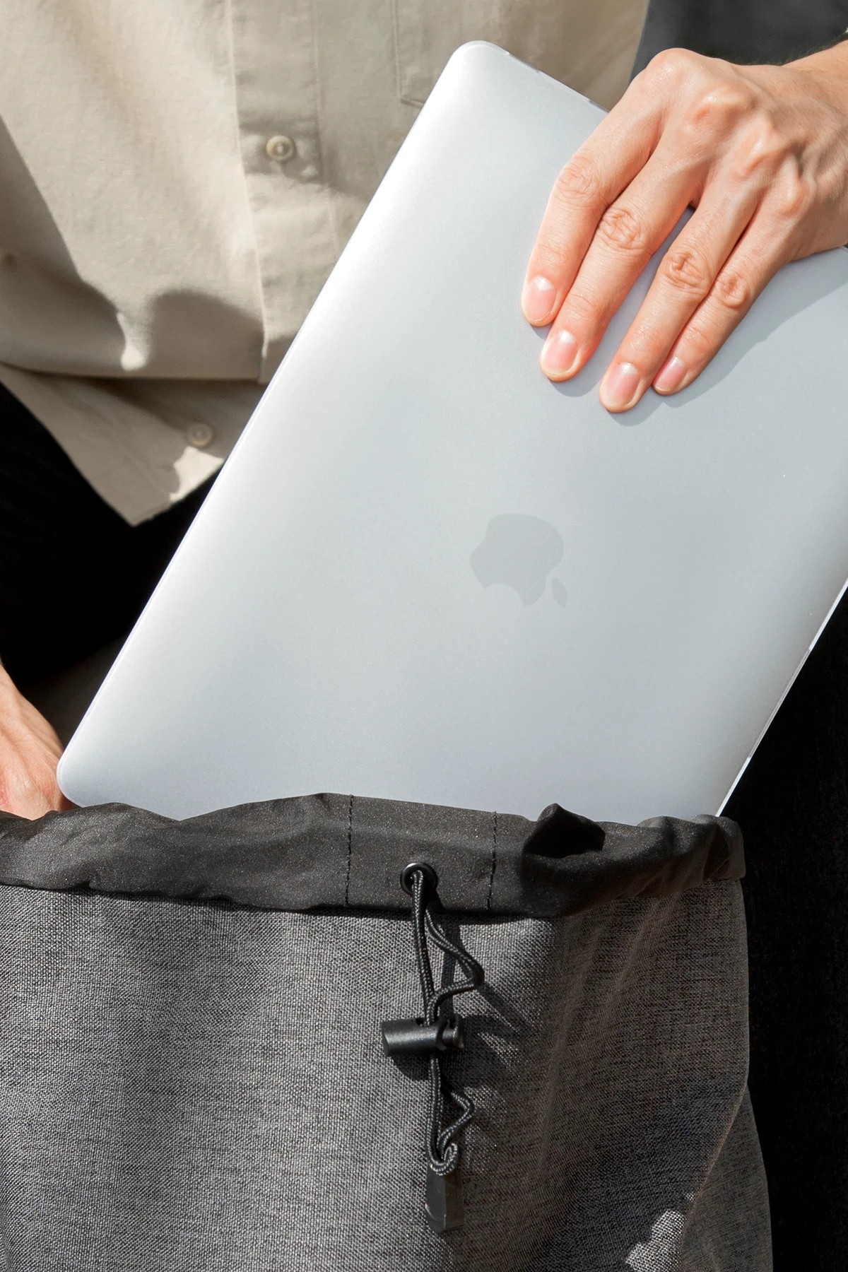 UNIQ Macbook Pro 14 (2024) Vero Kılıf - Şeffaf