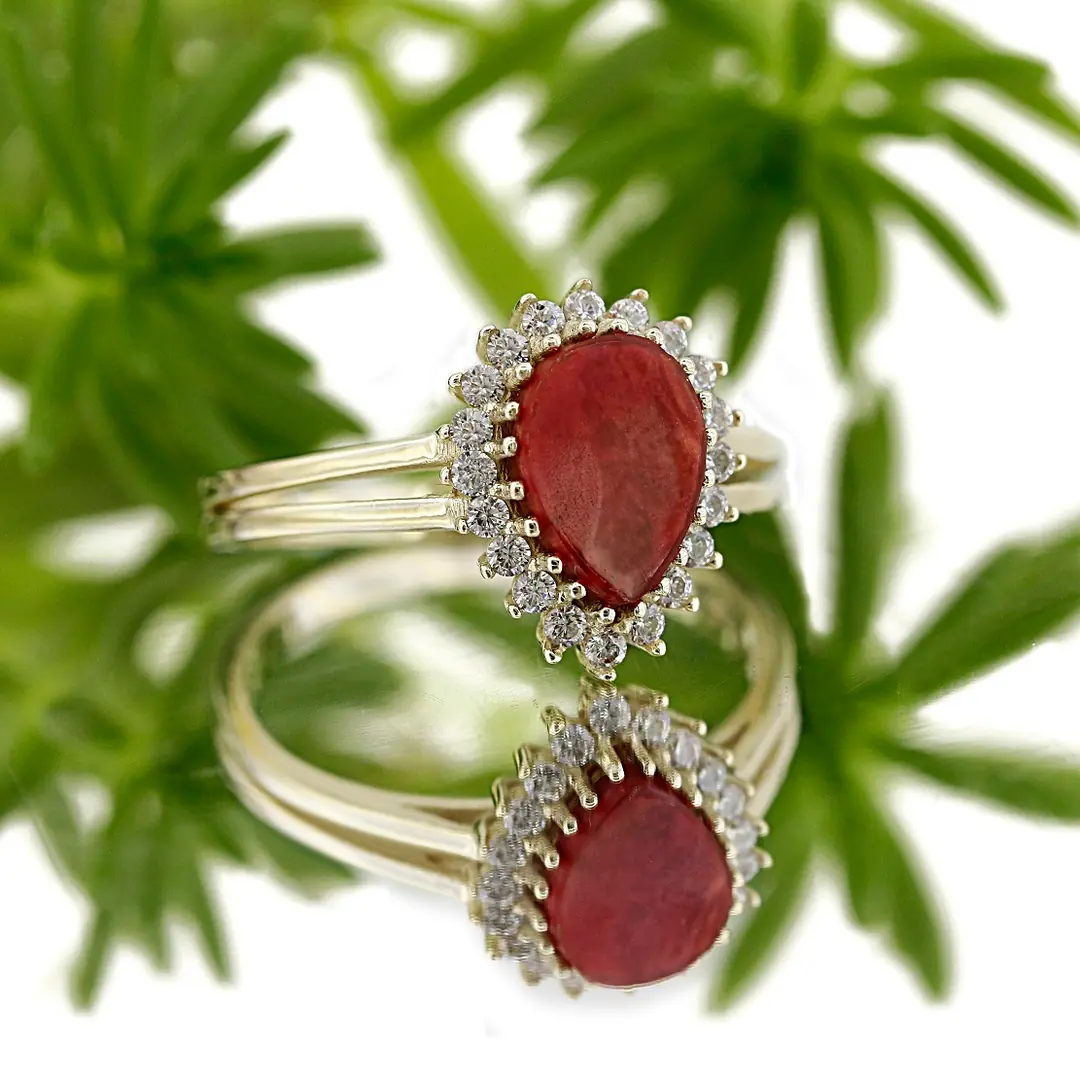 Red Stone-set Gold Ring