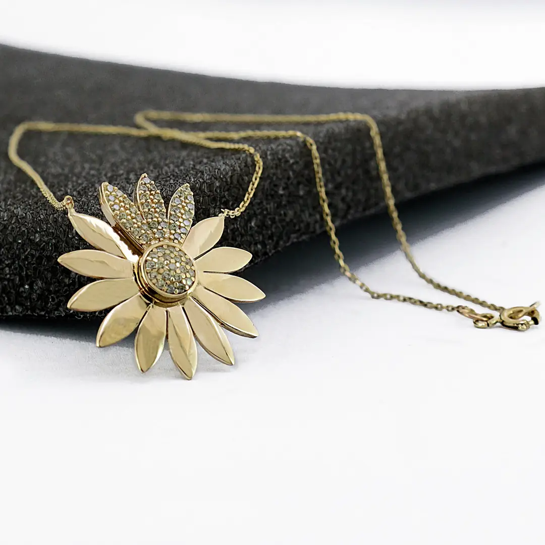 Daisy Gold Chain Necklace