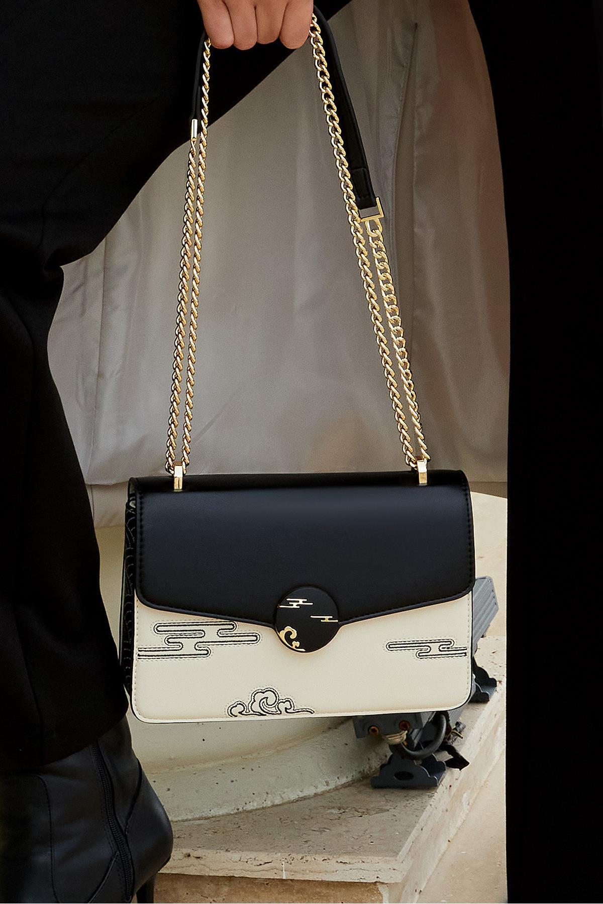 Levidor Siyah Kabartma Desen Omuz Çantası-930250