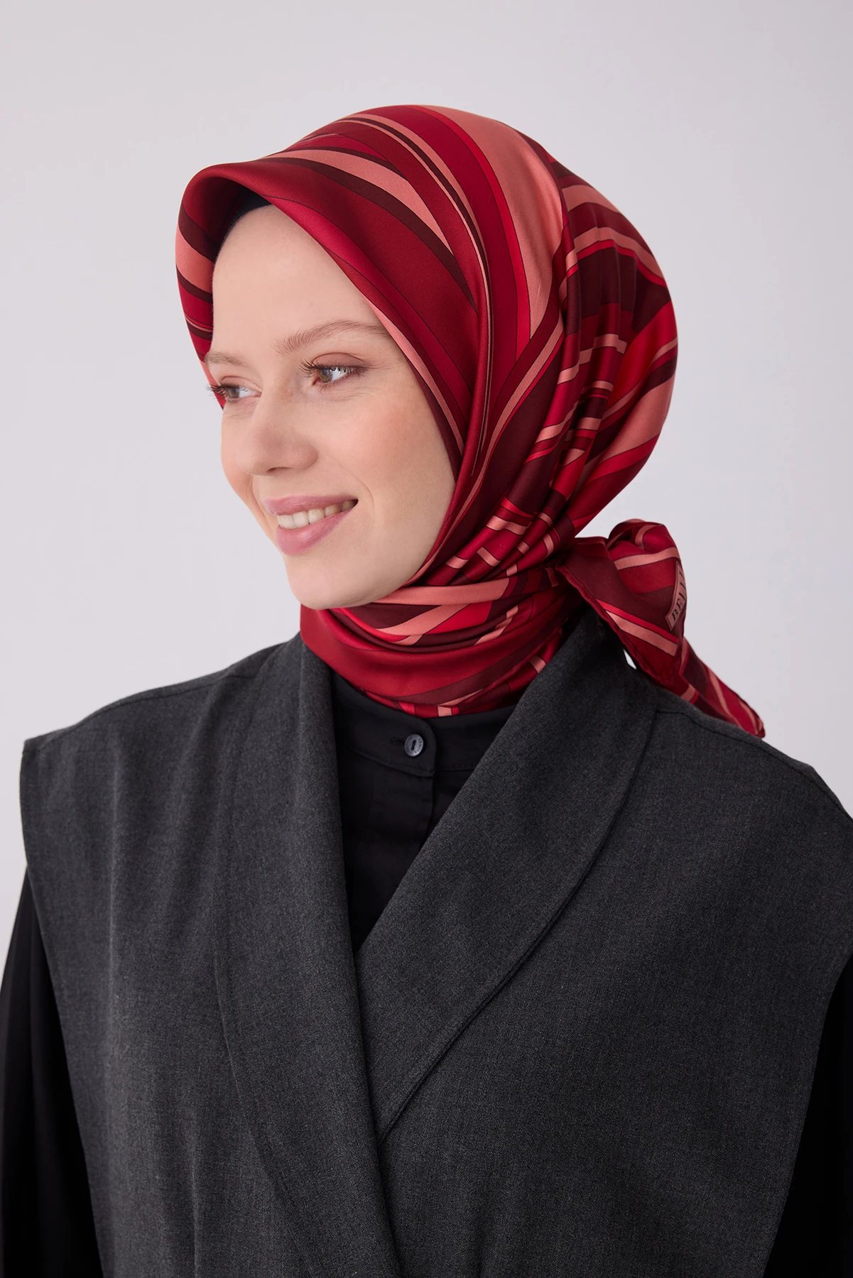 Belli Belli Geometrik Desen İpek Twill Eşarp (T) 4311