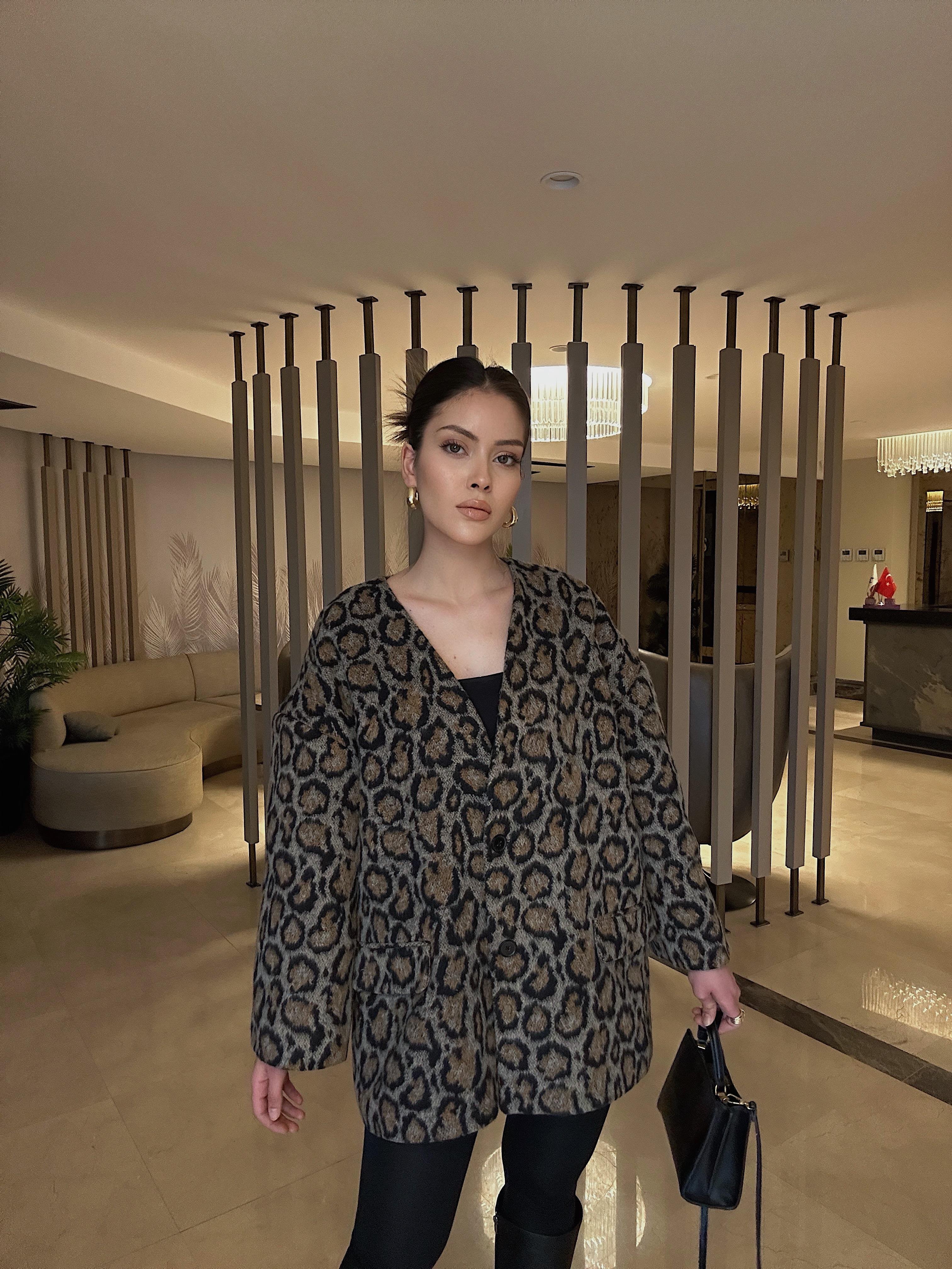 Carmen Oversize V Yaka Leopar Atkılı Ceket