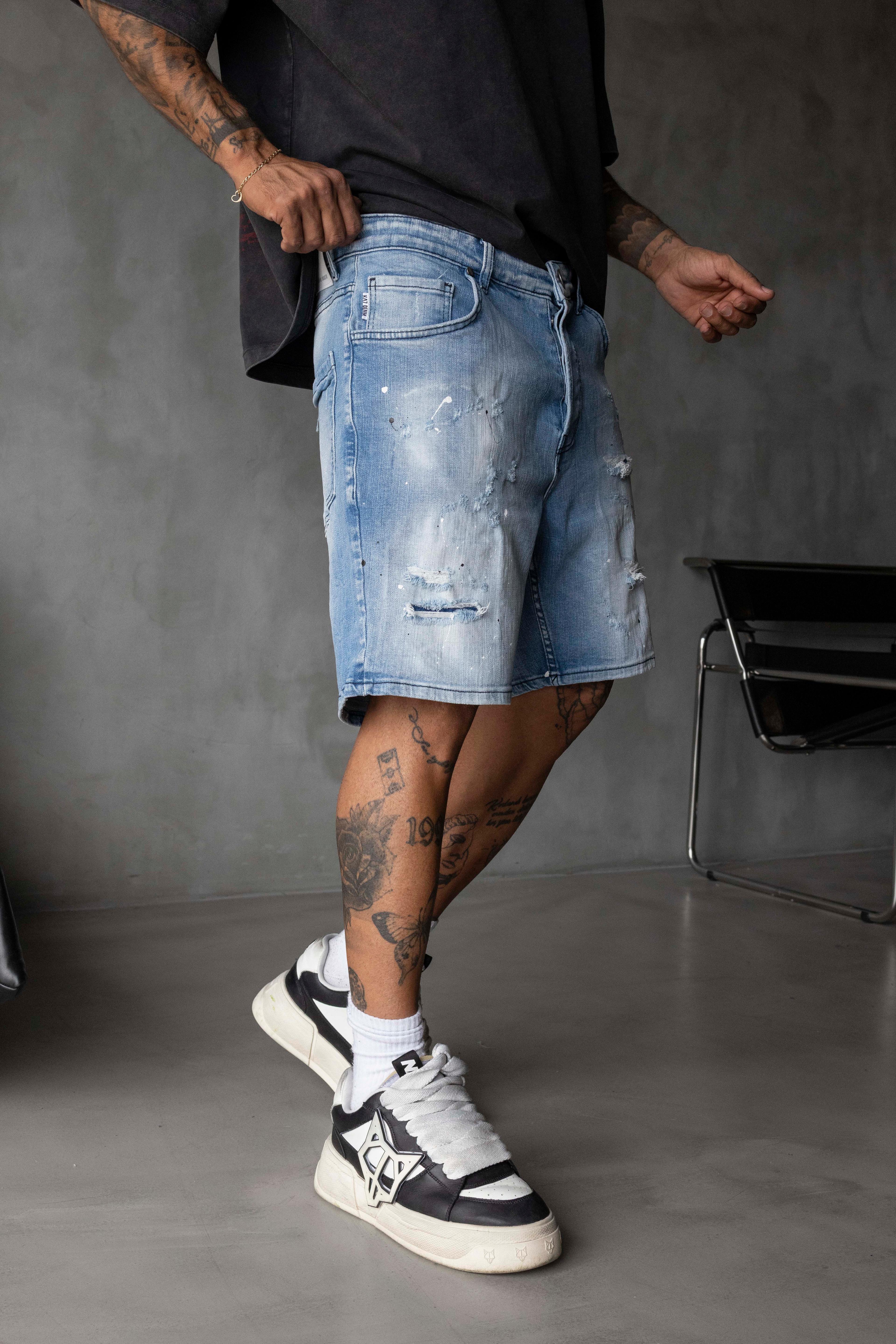 Açık Mavi Yırtık ve Boya Efektli Denim Şort