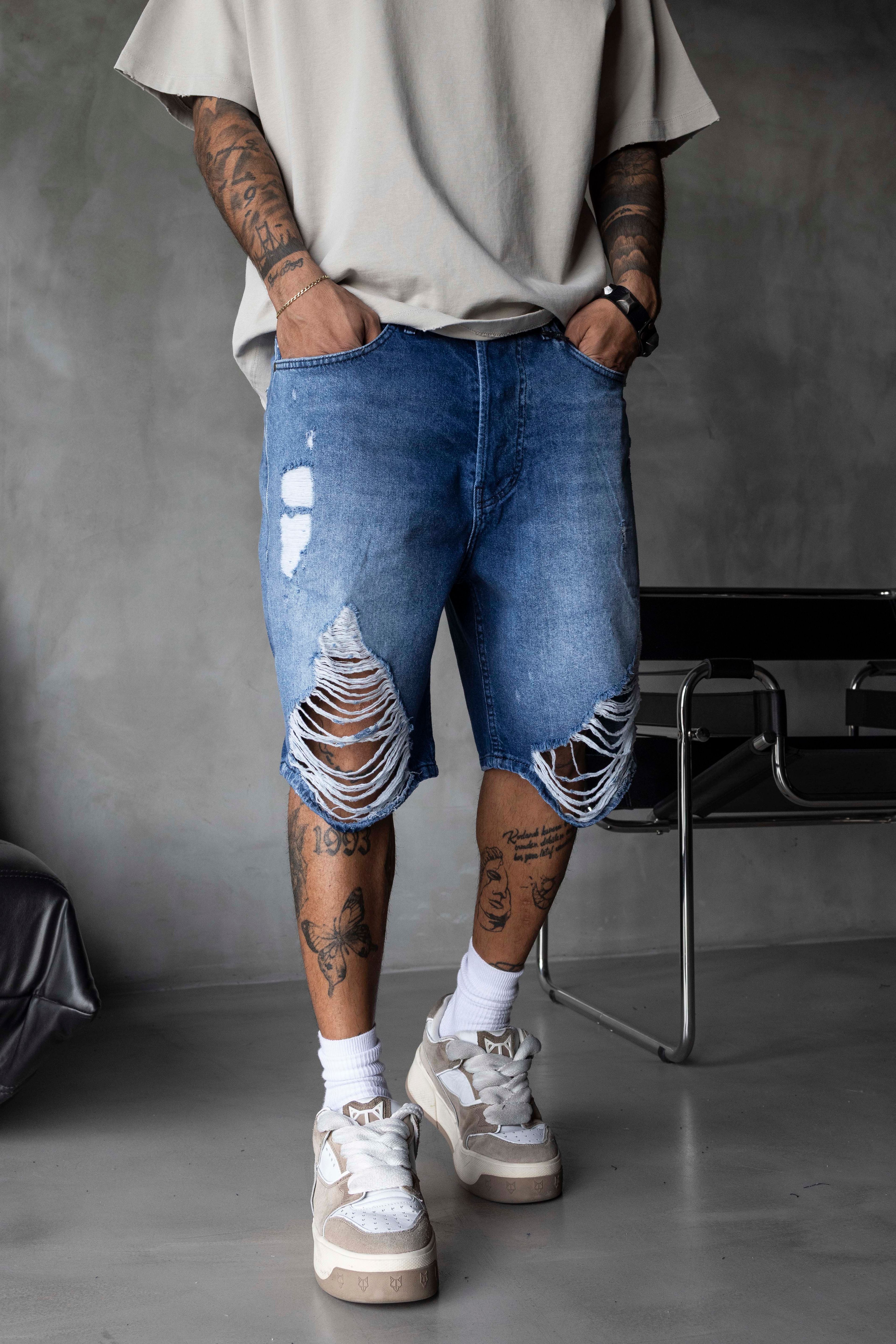 Yırtık Detaylı Mavi Denim Şort
