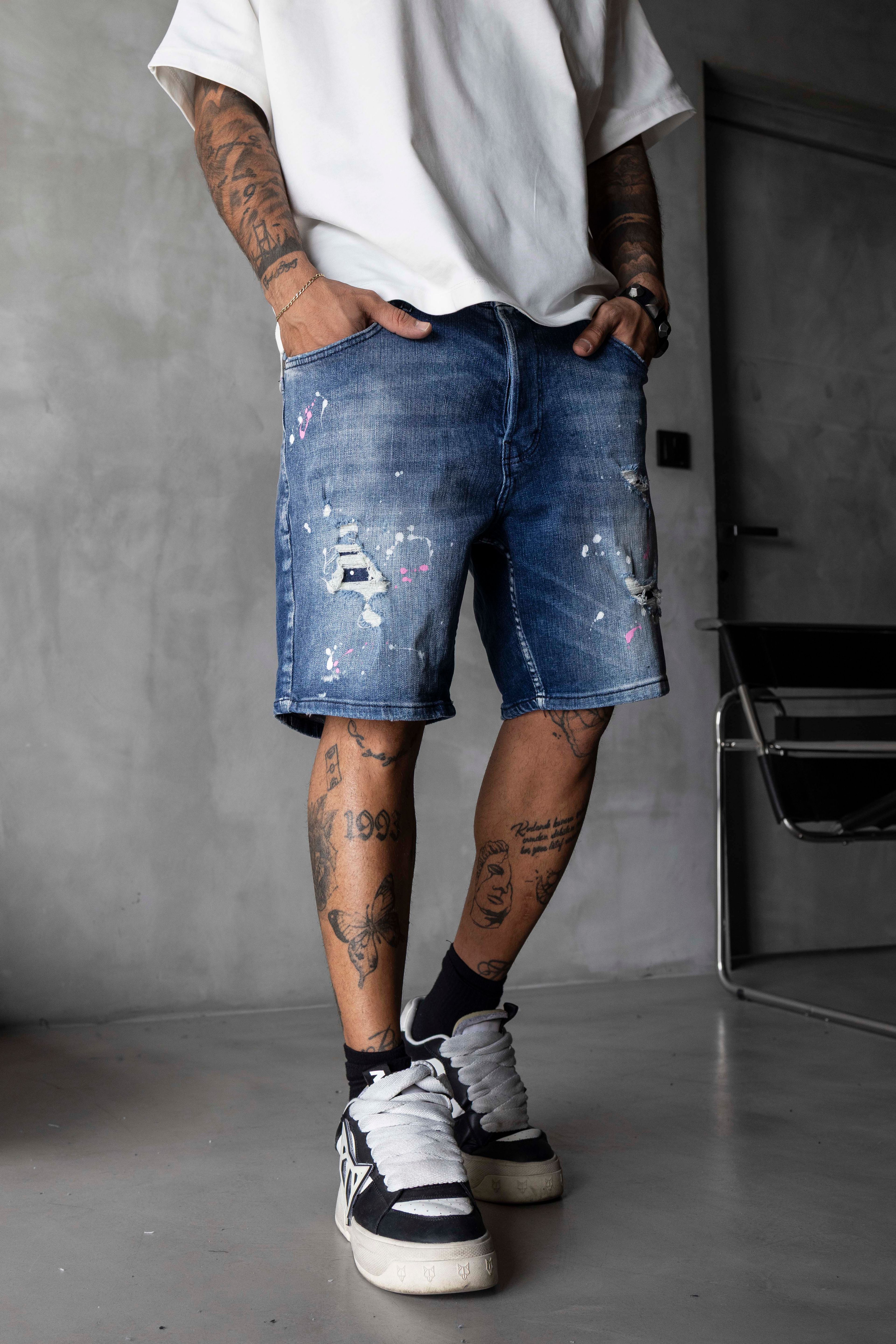 Mavi Yırtık ve Boya Efektli Denim Şort