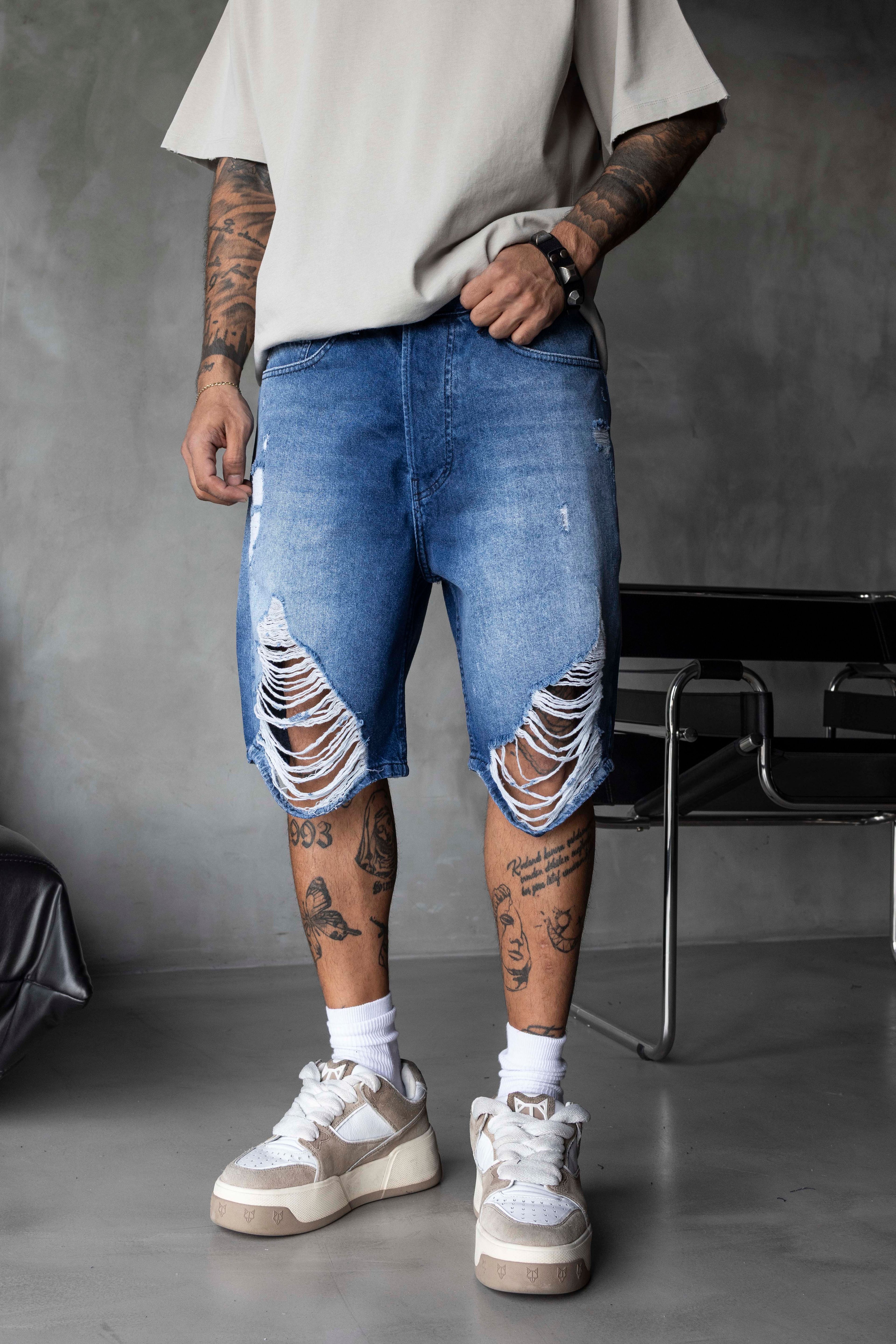 Yırtık Detaylı Mavi Denim Şort