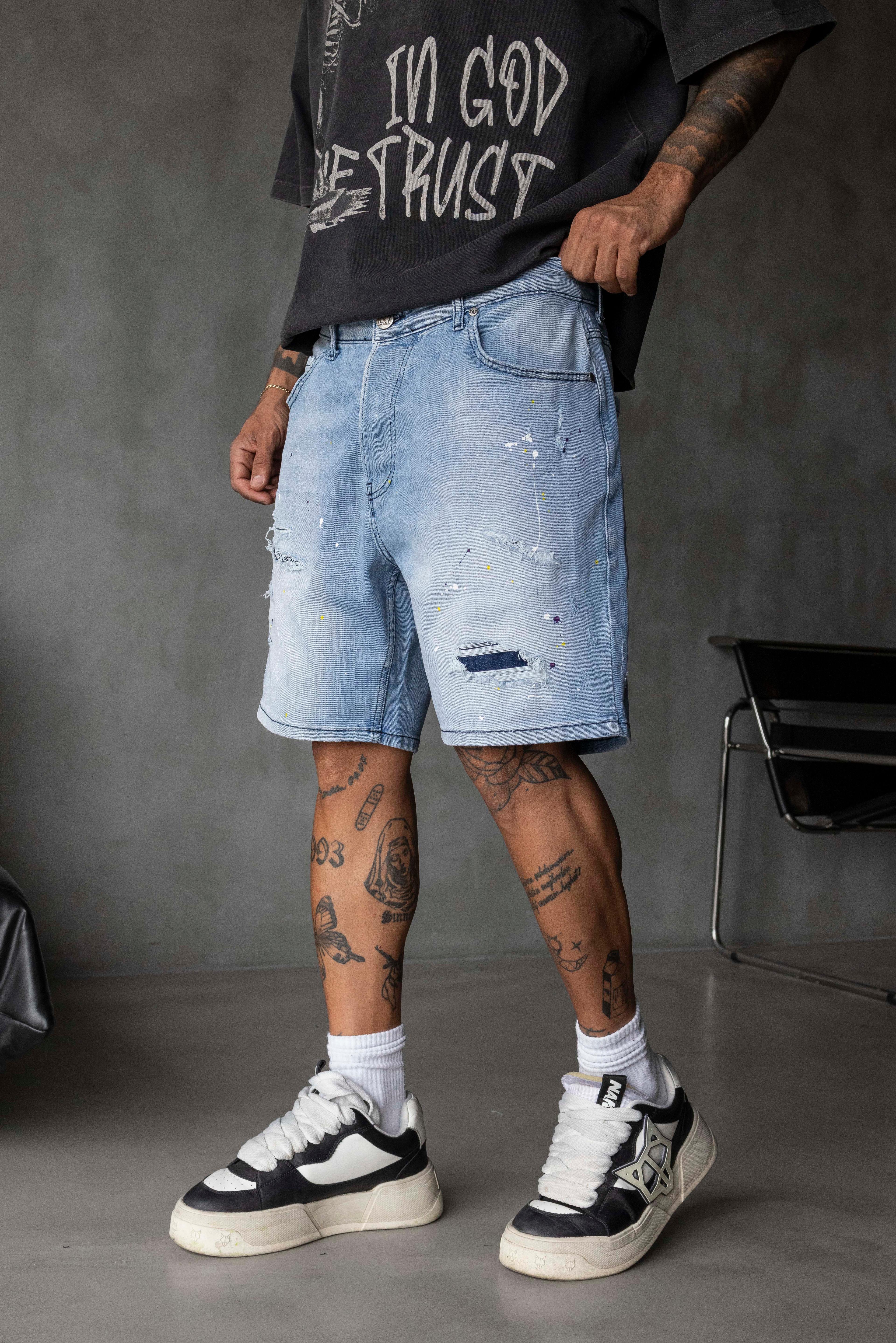 Açık Mavi Yırtık ve Boya Efektli Denim Şort
