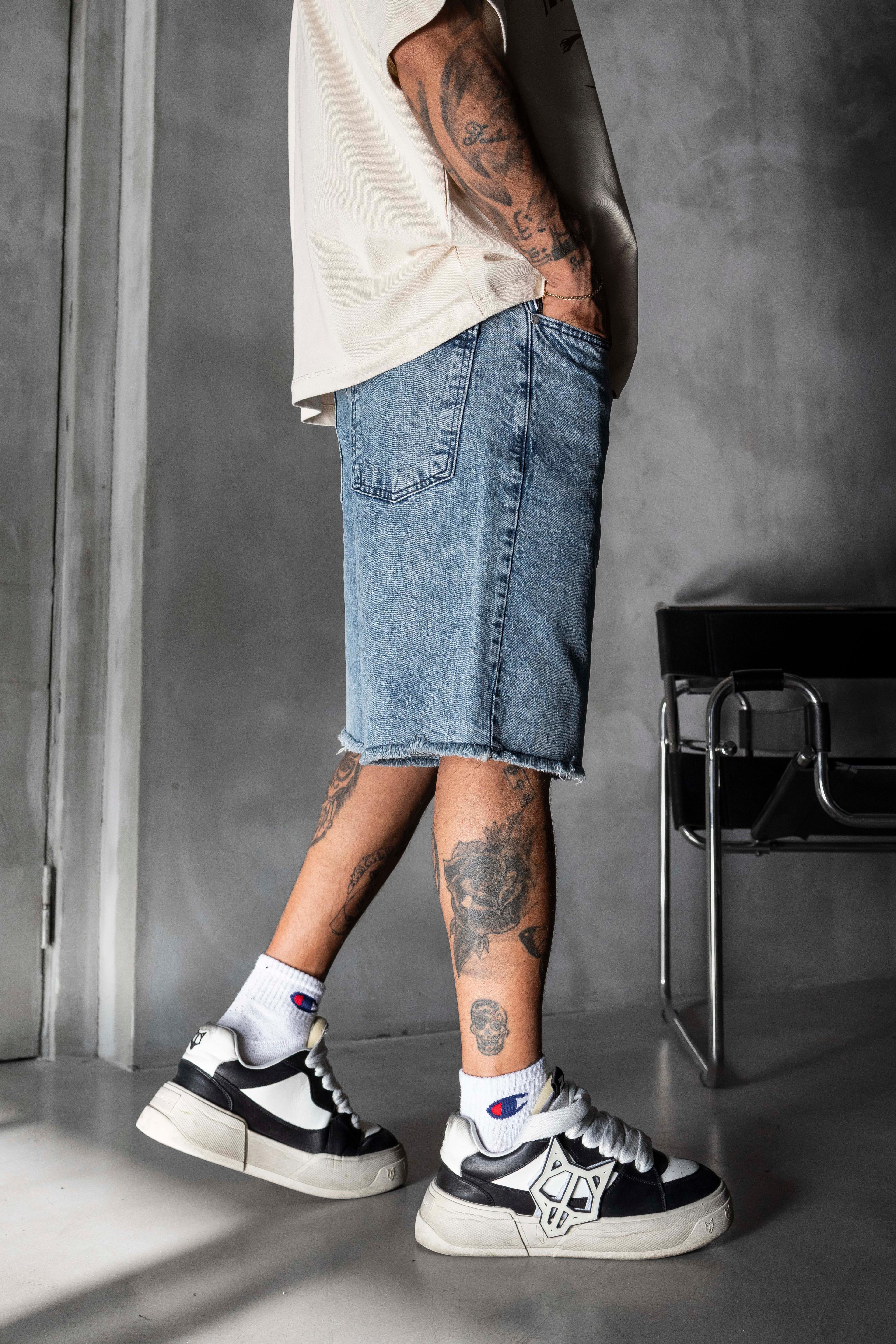 Açık Mavi Yıkamalı Ham Paça Denim Şort