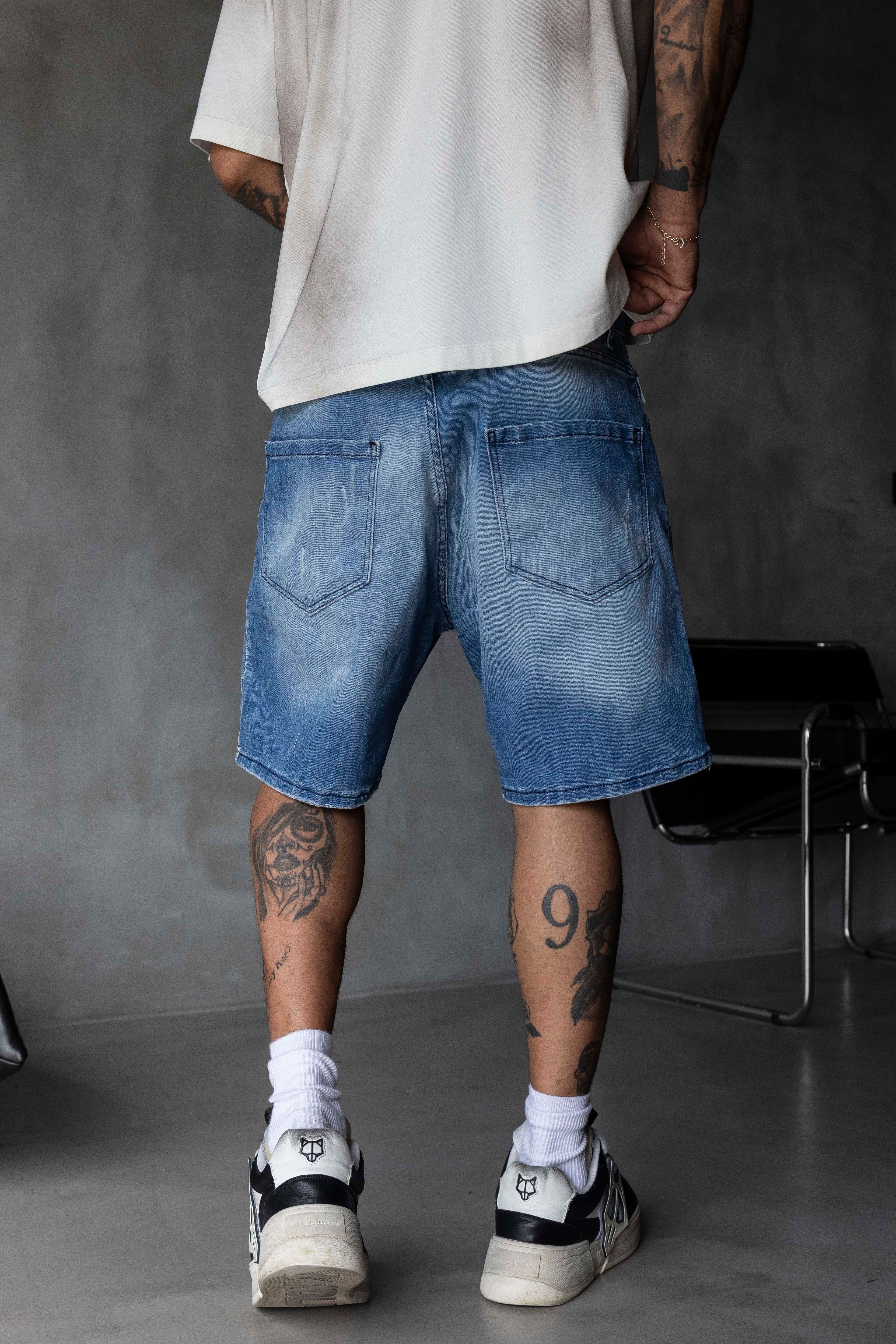 Açık Mavi Yırtık ve Boya Efektli Denim Şort