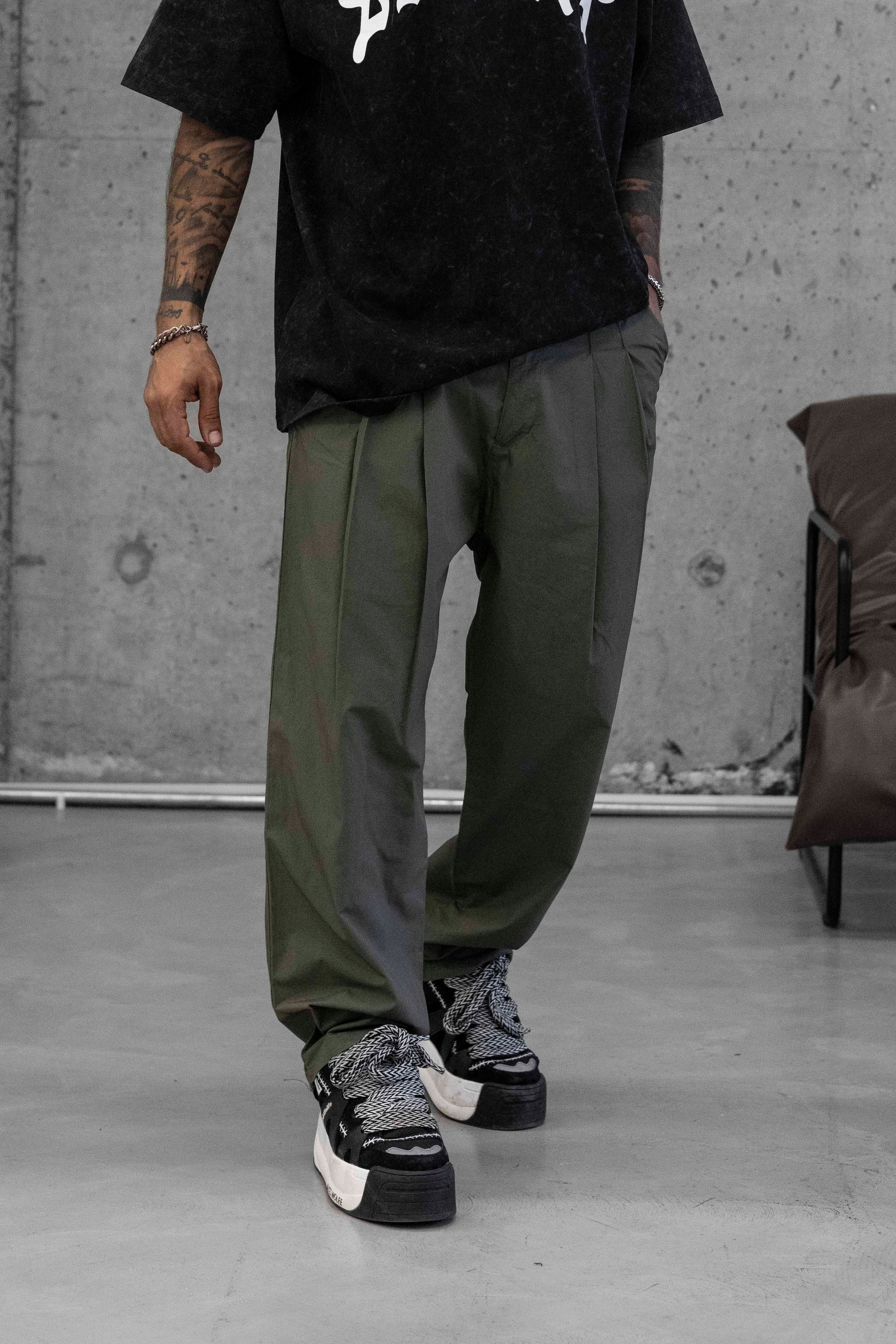 İki Tonlu Pileli Geniş Paça Pantolon – Relaxed Fit