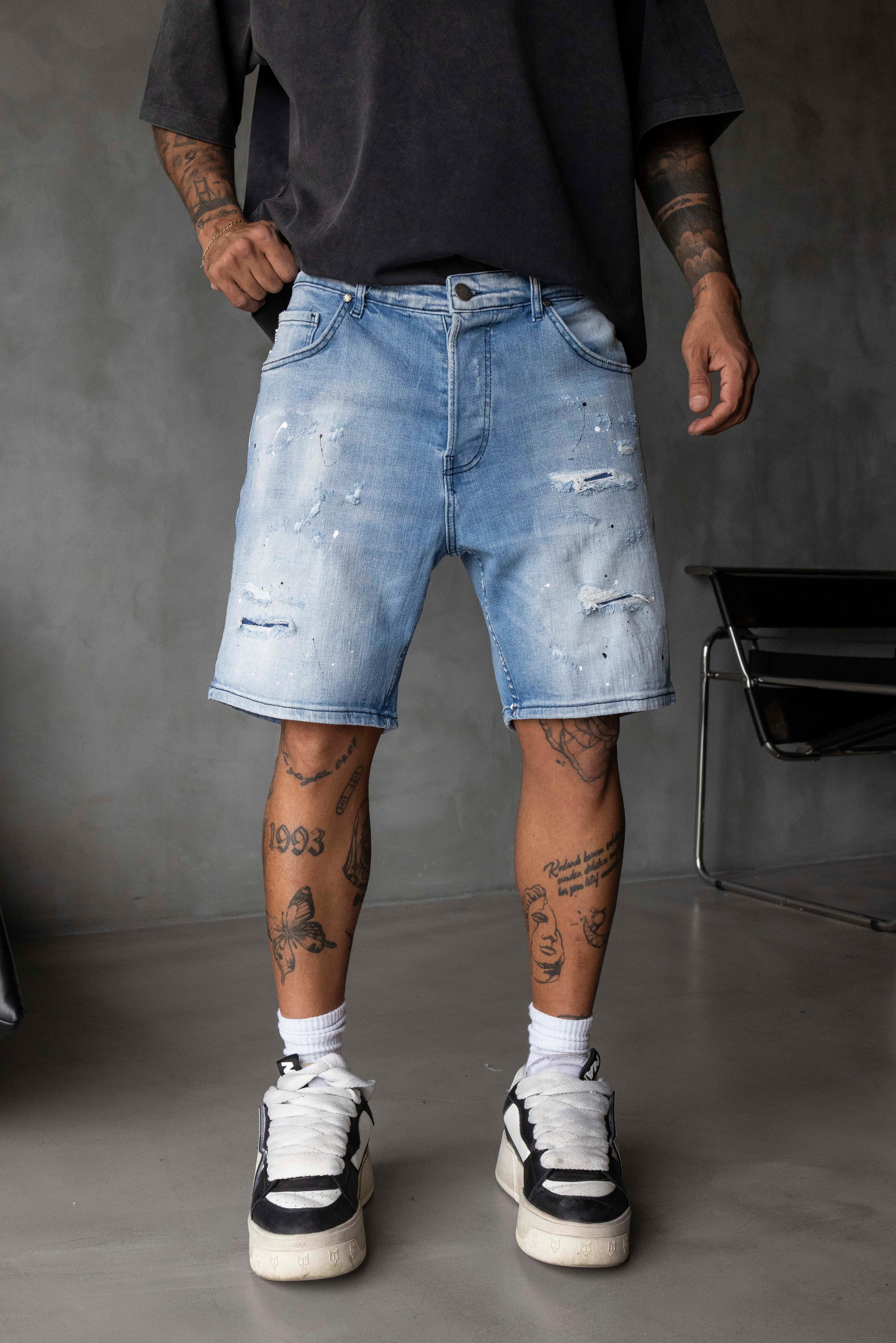 Açık Mavi Yırtık ve Boya Efektli Denim Şort