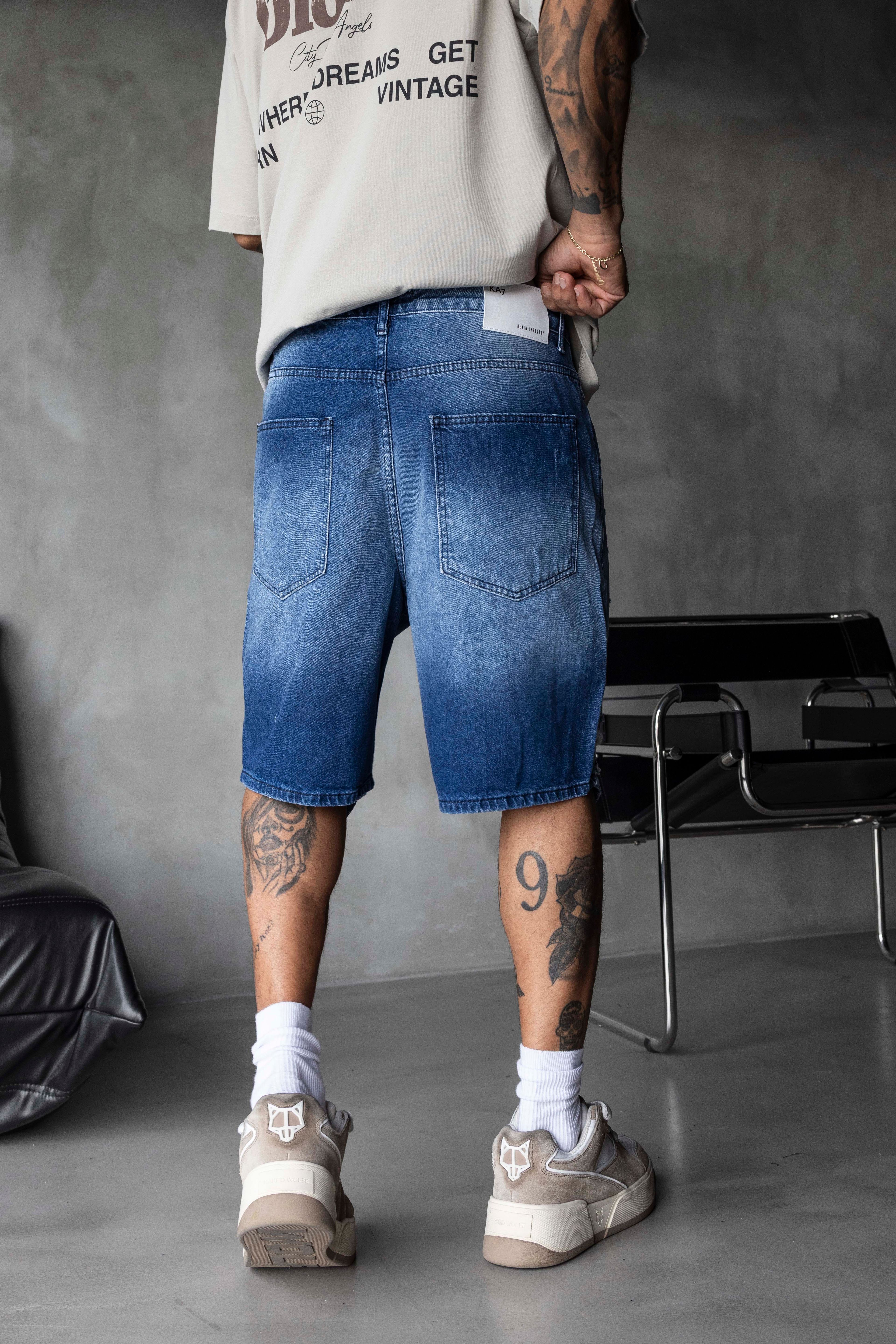 Yırtık Detaylı Mavi Denim Şort