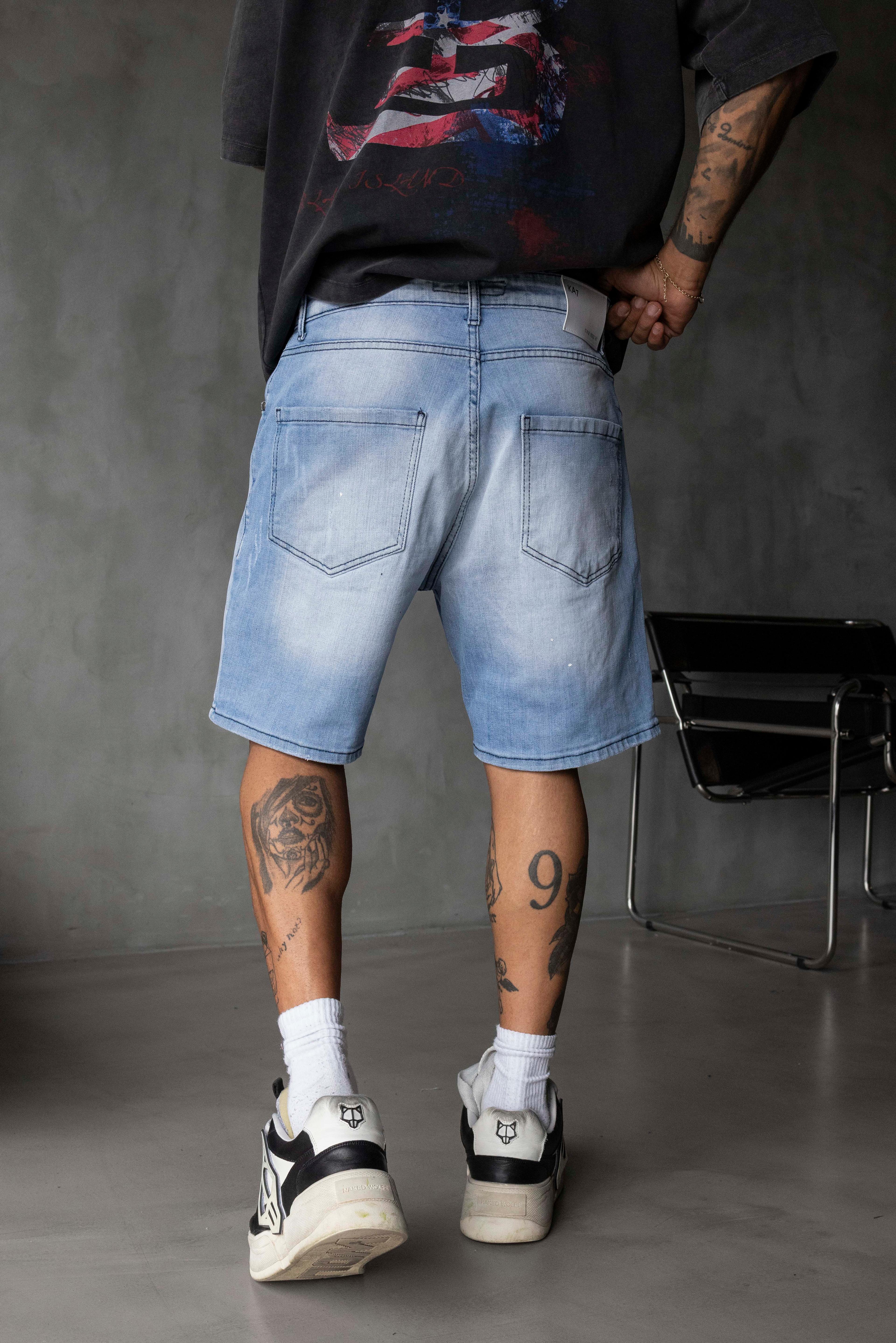 Açık Mavi Yırtık ve Boya Efektli Denim Şort