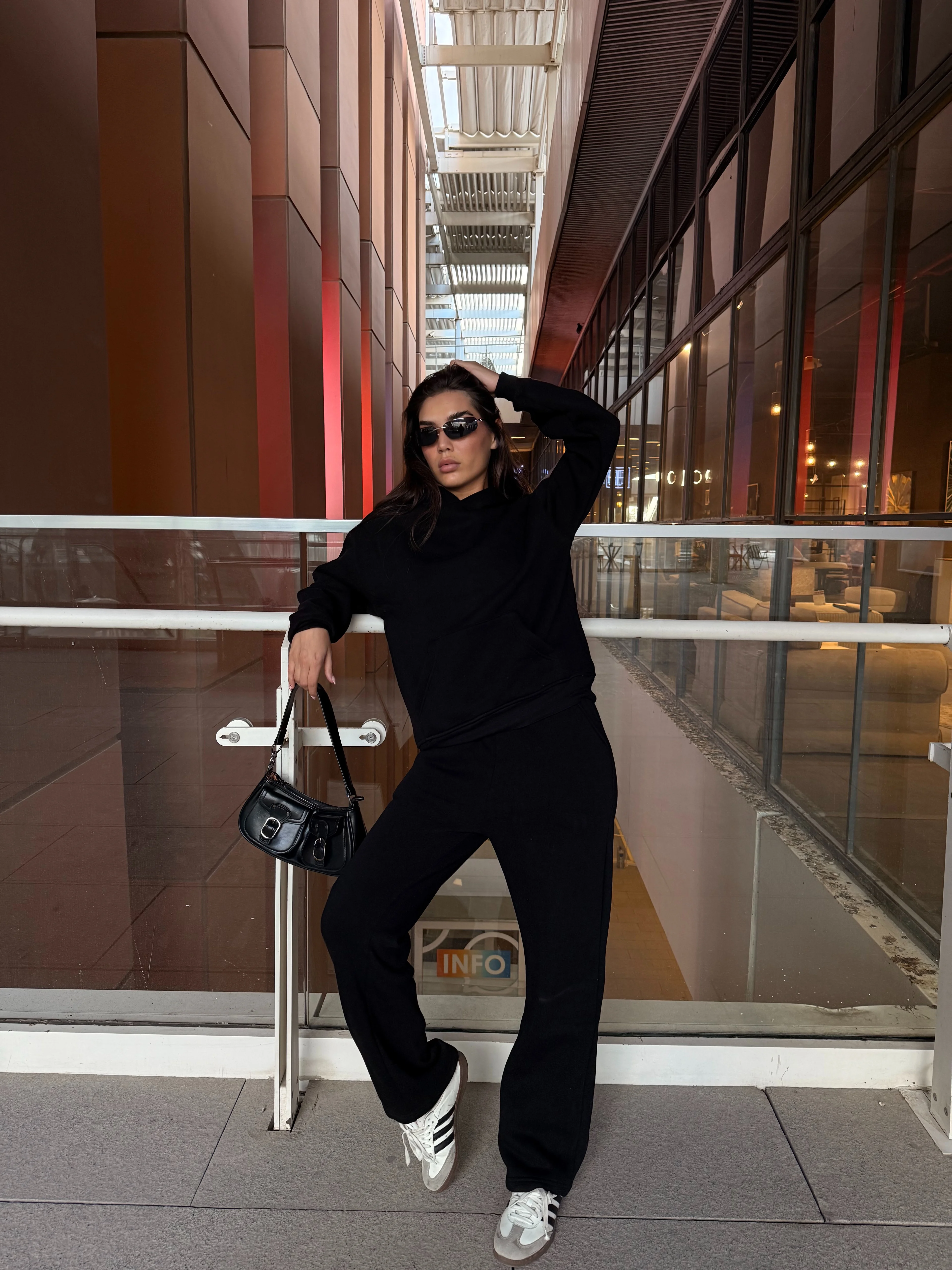 Zamansız Şıklıkta Kadın Oversize Hoodie ve Eşofman Takımı - Siyah