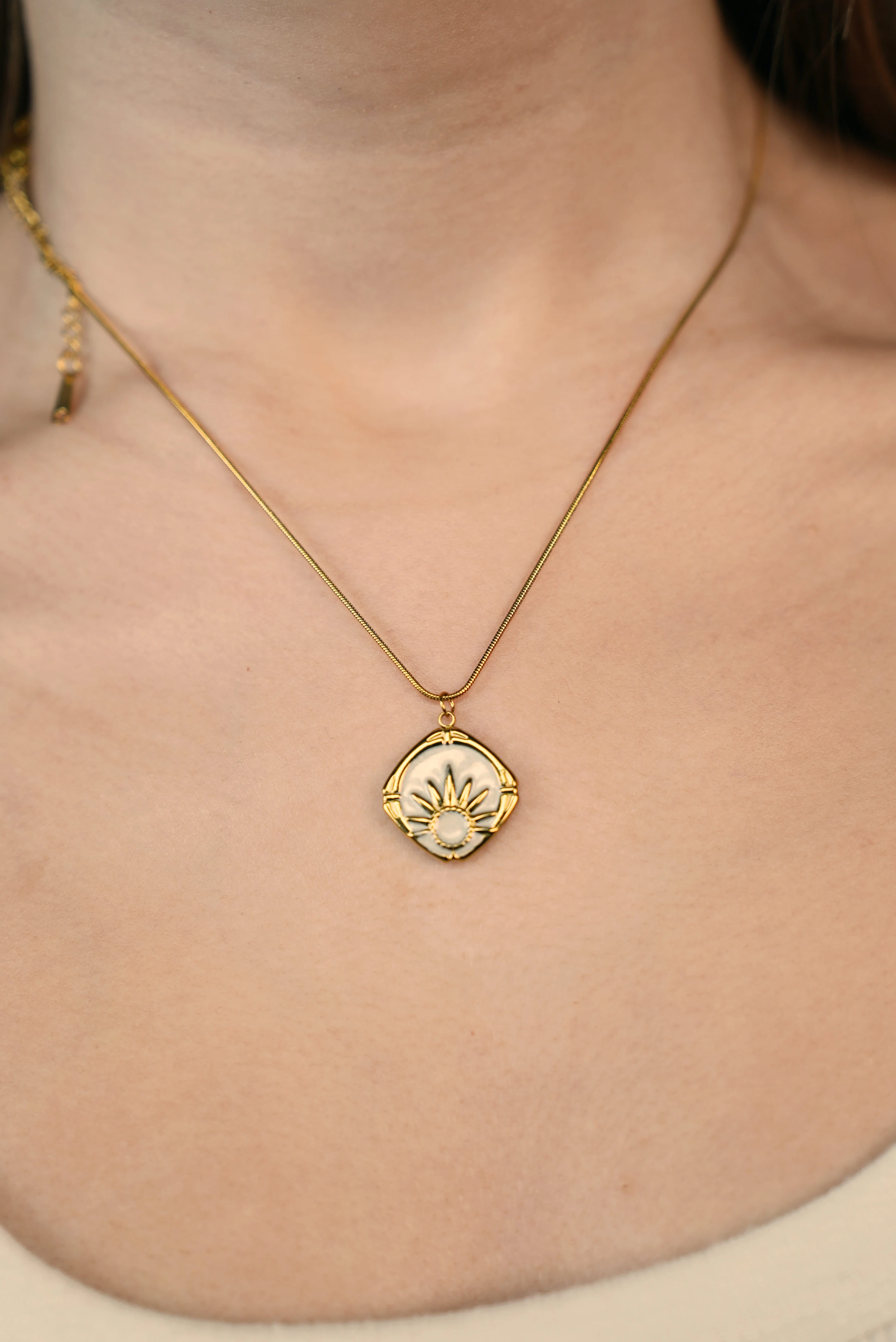 Mermer Detaylı Güneş Kolye