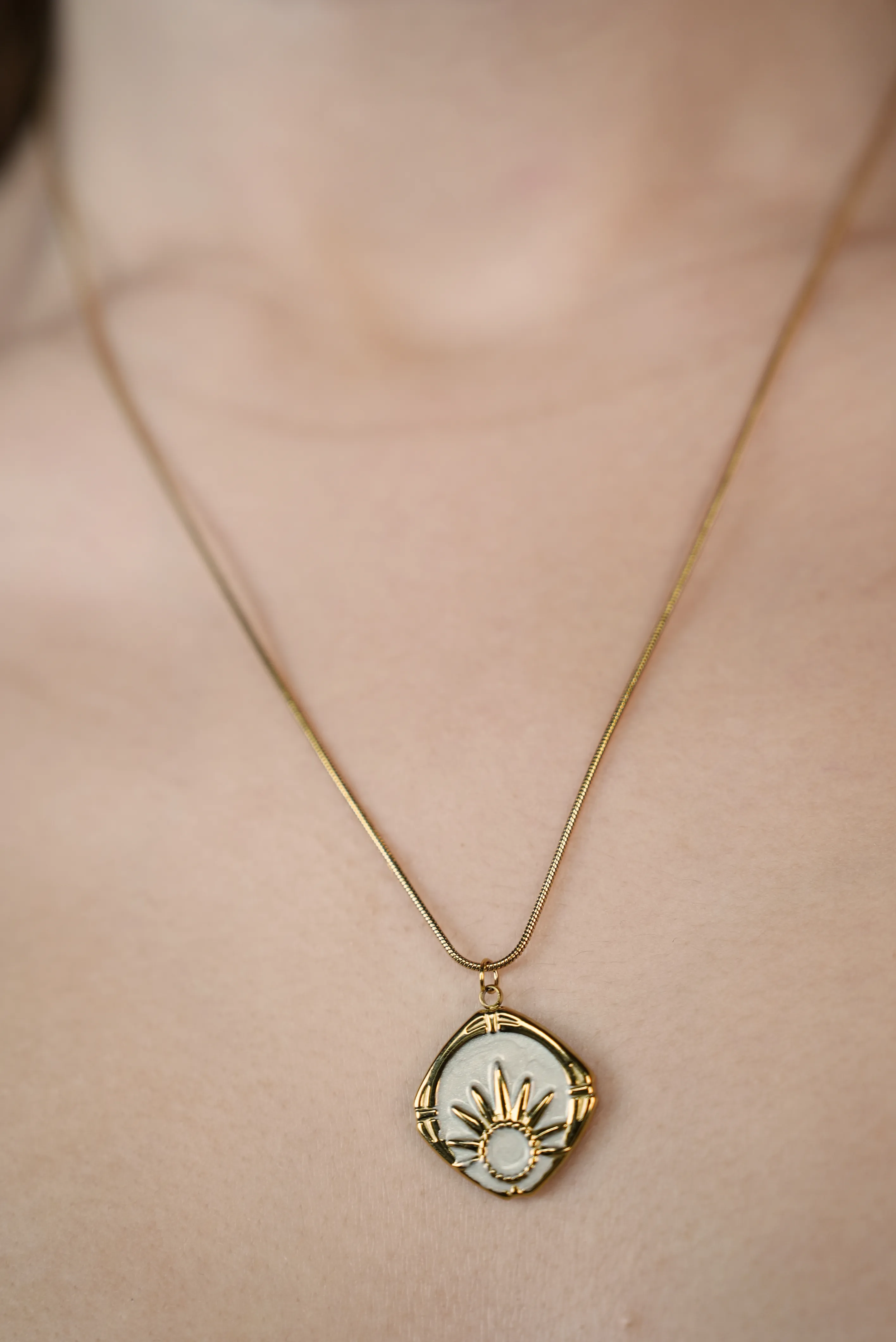 Mermer Detaylı Güneş Kolye