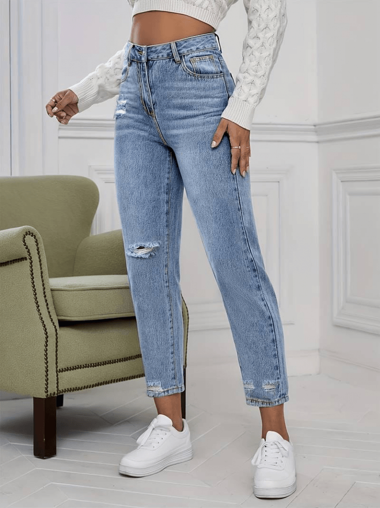 Kadın Açık Mavi Yırtık Detaylı Mom Fit Jean / Kot Pantolon image