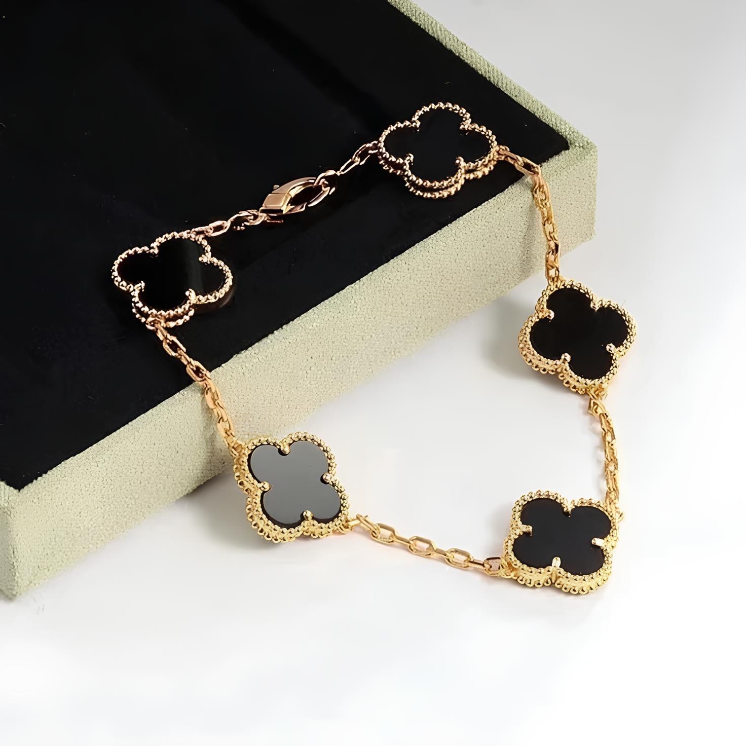 925 | Altın Black Yonca Bileklik