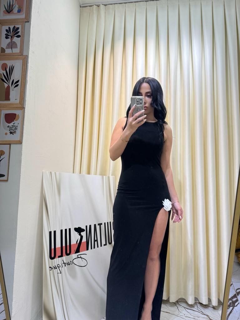 Gül Detaylı Yırtmaçlı Uzun Gece Elbisesi