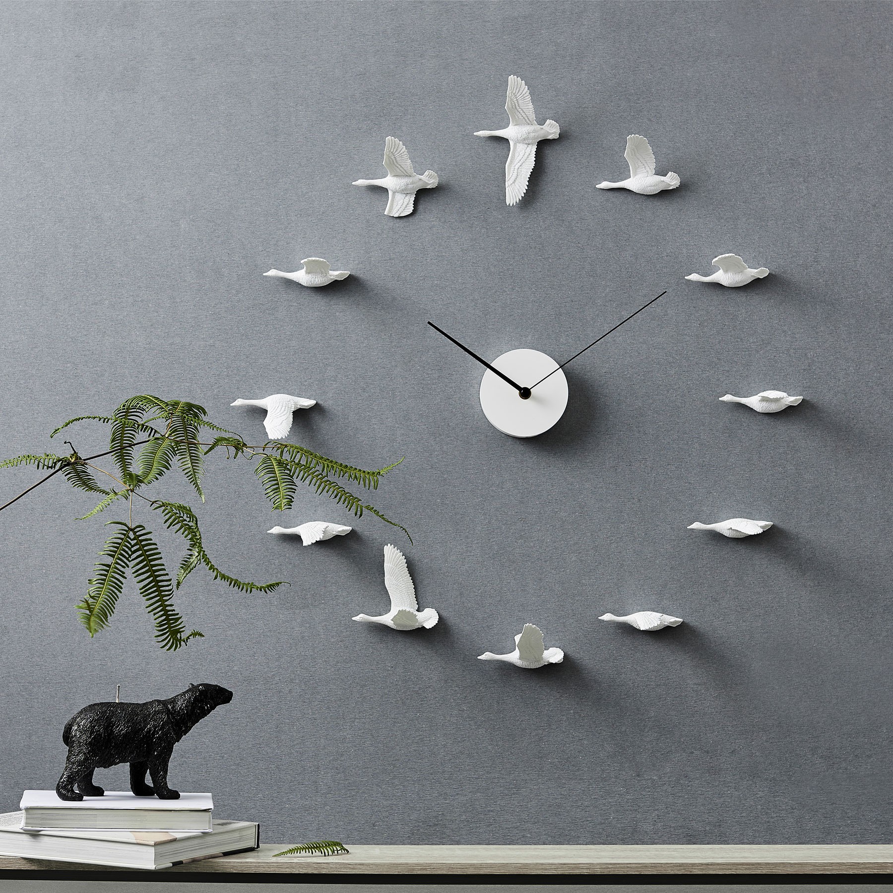 Tyylikäs seinäkello täynnä kauniin eläväisiä Suomen lintuja image