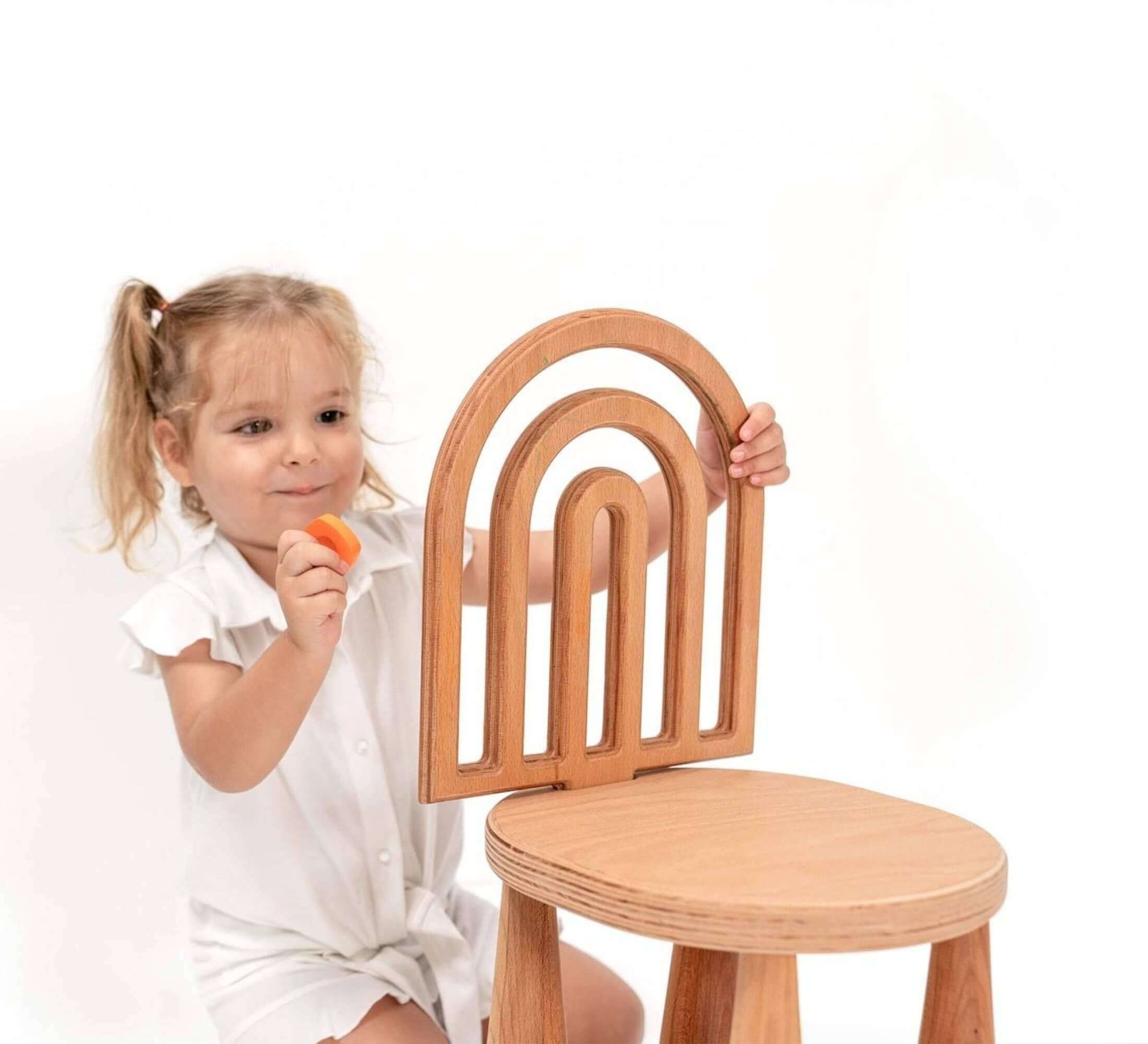 Pörräävä ampiainen lasten tuoli ja jakkara image