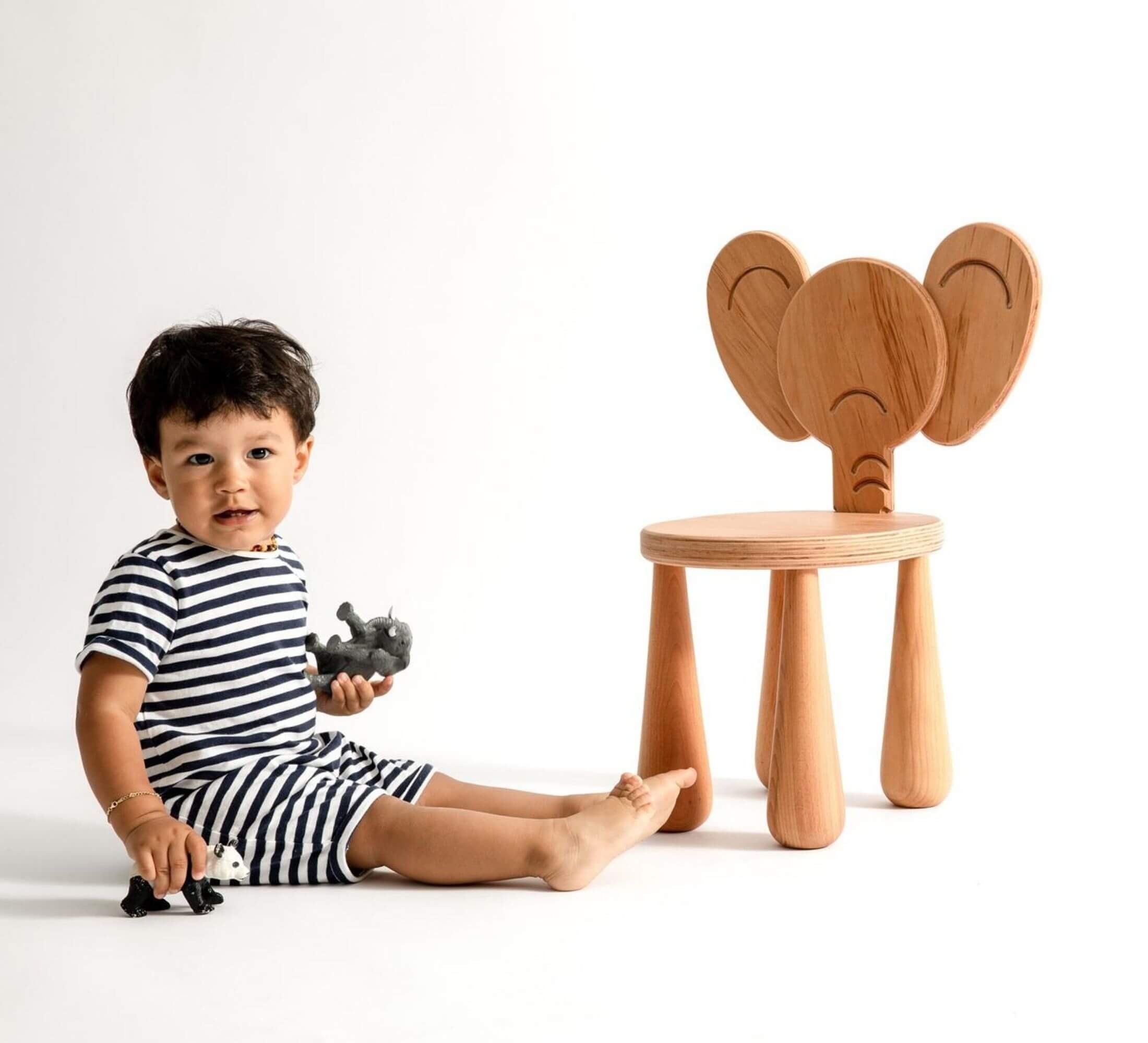 Pieni elefantti lasten tuoli ja puinen jakkara image