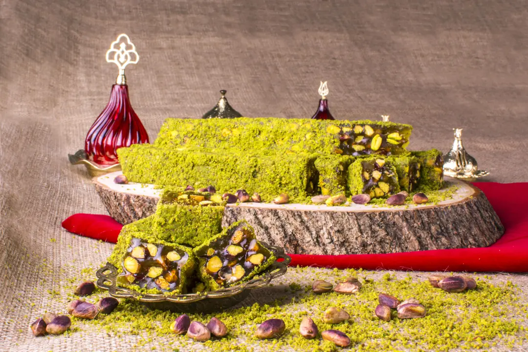 Ahşap Tabakta Toz Fıstık Kaplı Antep Fıstıklı Kral Lokum