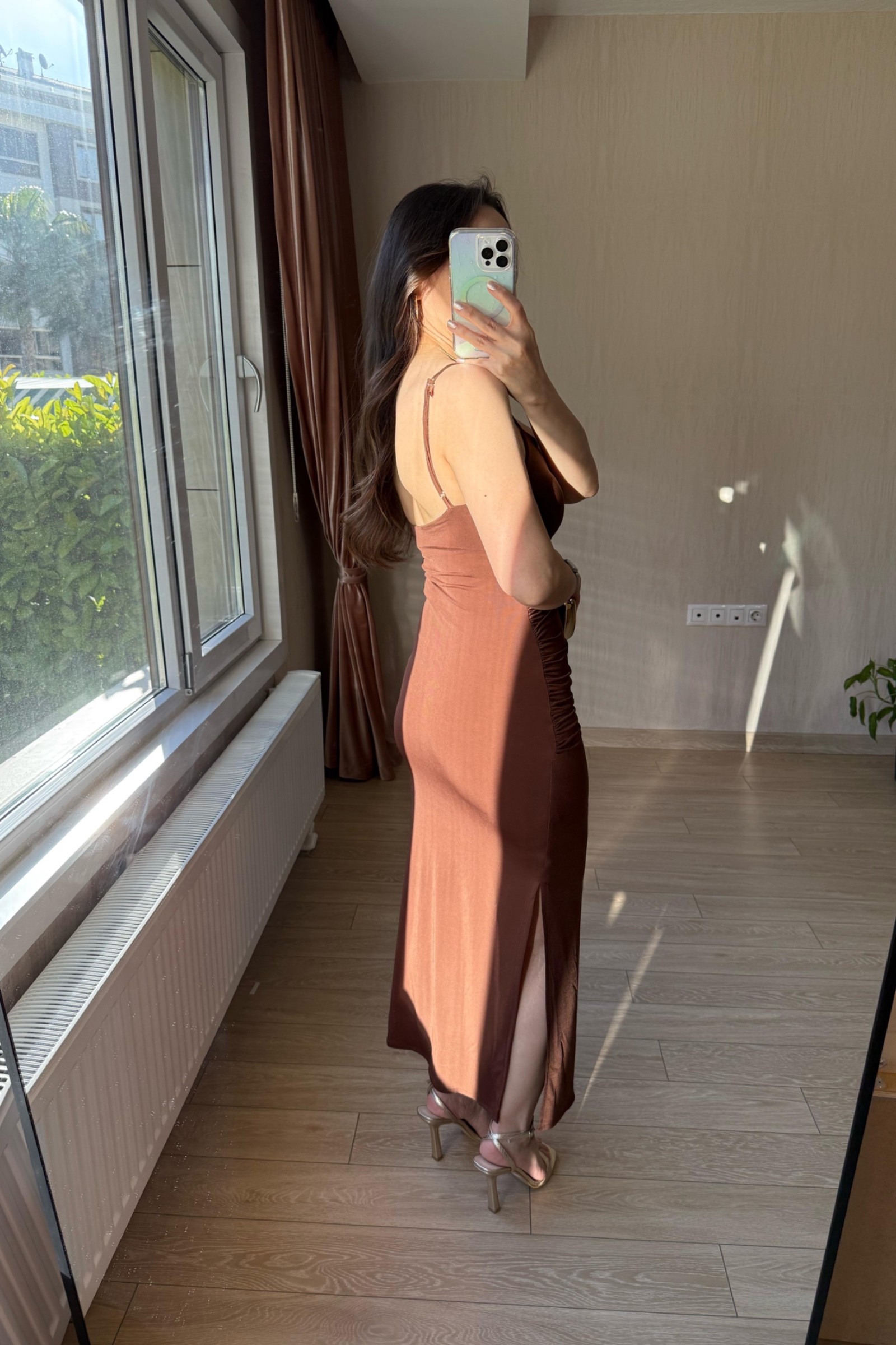 Emilia Yandan Drapeli Sandy Kumaş Elbise - Kahverengi