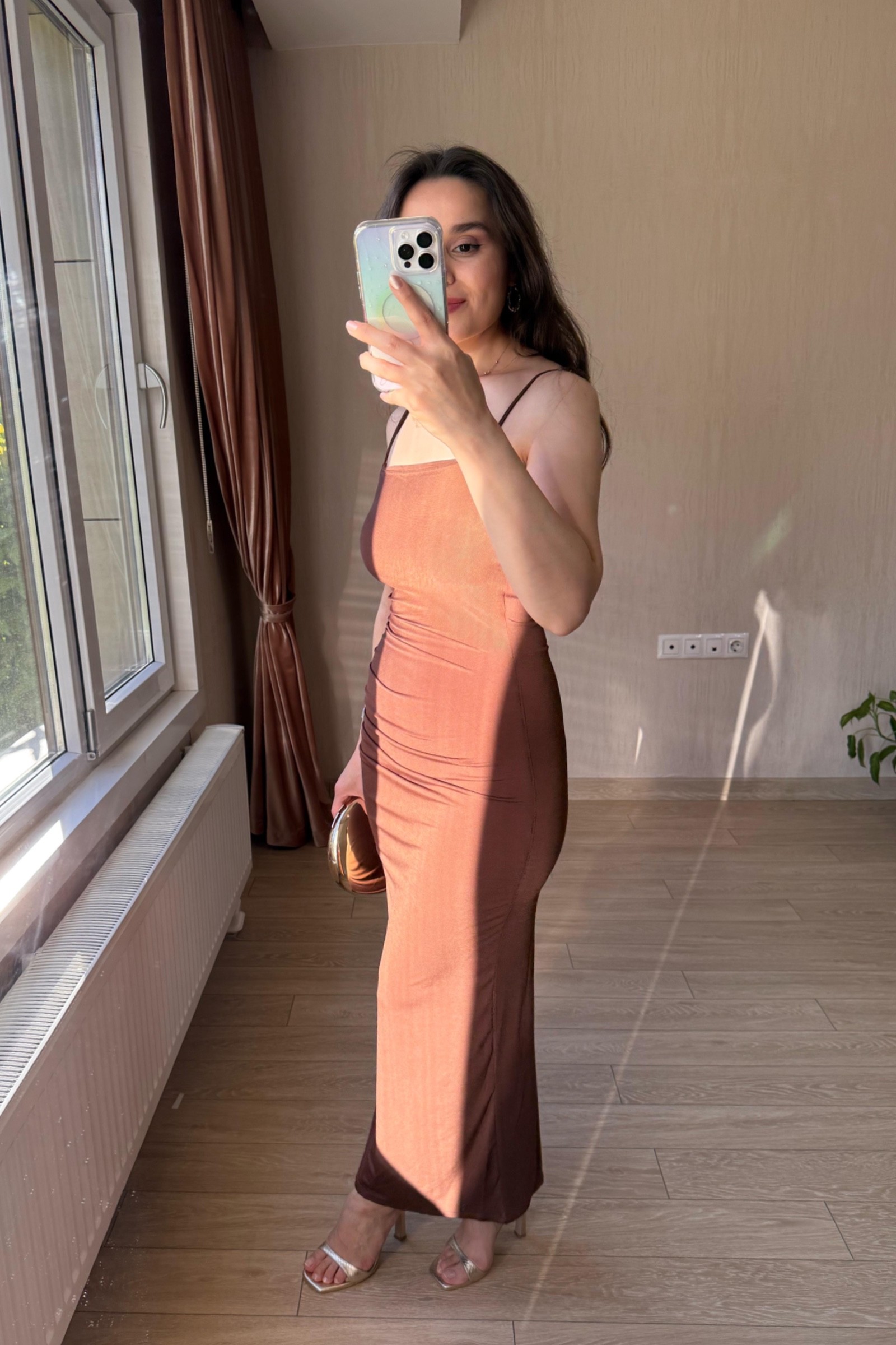 Emilia Yandan Drapeli Sandy Kumaş Elbise - Kahverengi