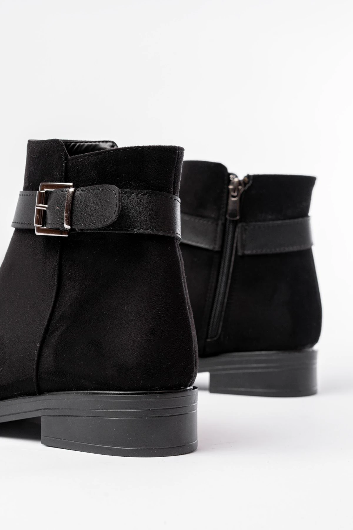 165-204/1 Siyah Süet Toka Aksesuarlı Fermuarlı Günlük Kadın Bot