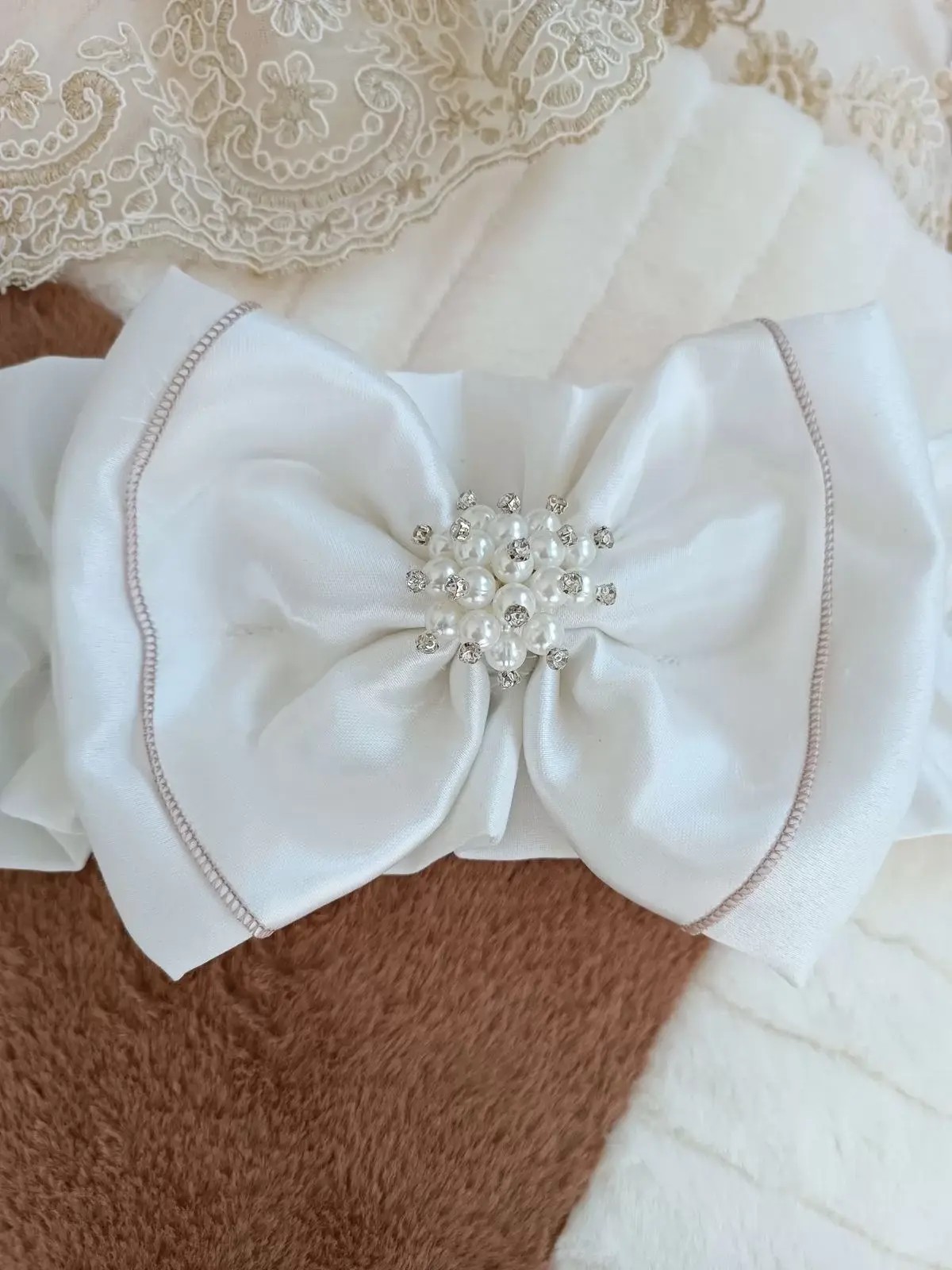 Yenidoğan Wool Yün Kumaş Taç Nakışlı Güpür Duvaklı Fiyonk Prizma Taş Unisex Kundak Bebek Battaniyesi