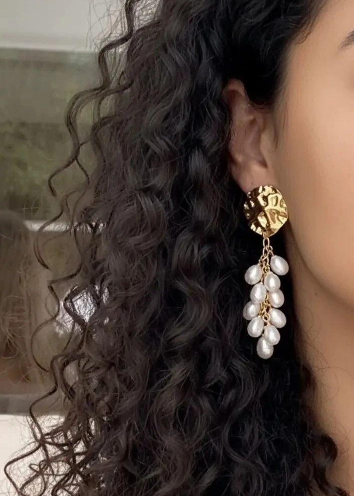 Leona, İncili Küpe