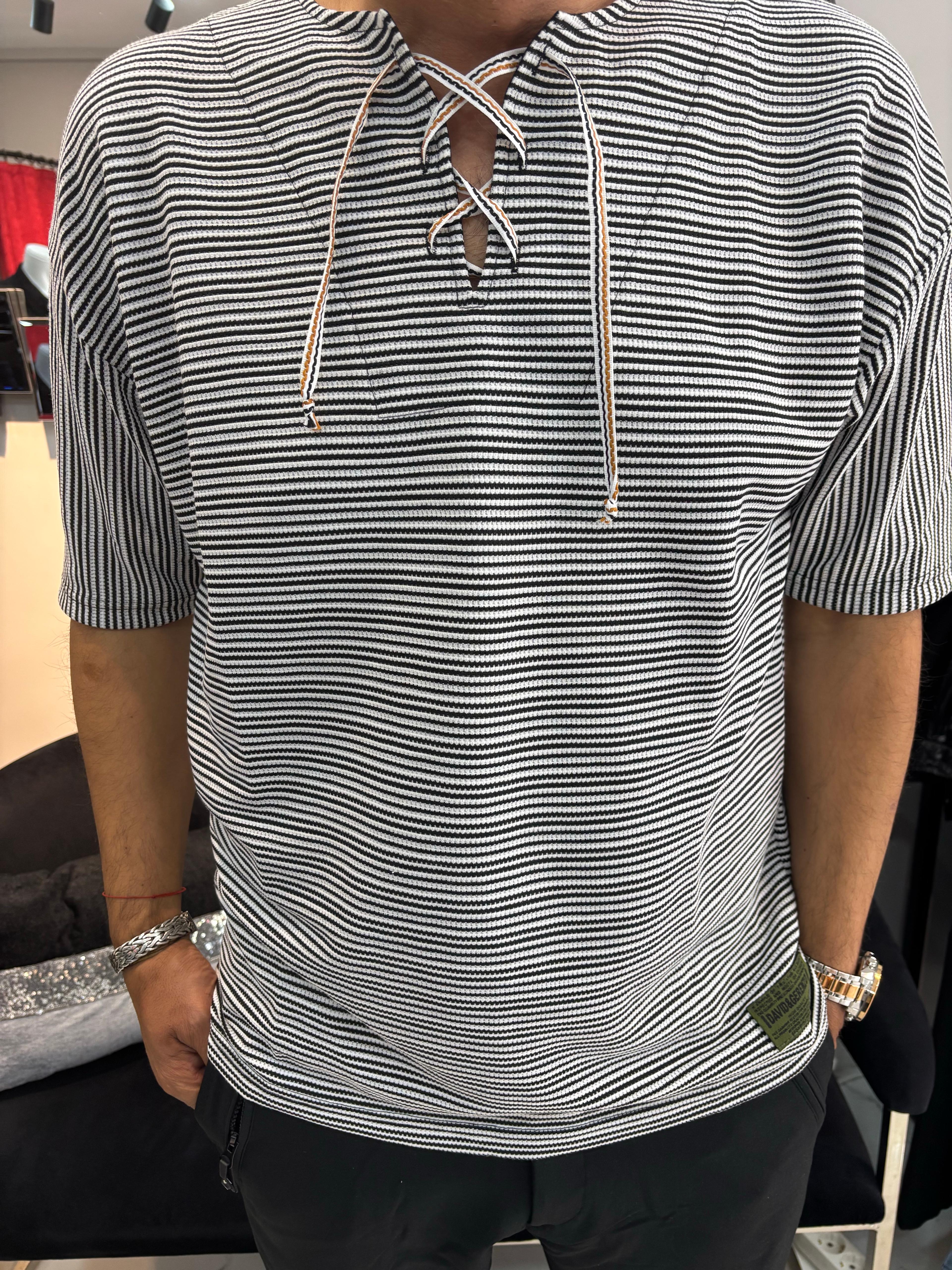 Yakası Bağcıklı Tshirt