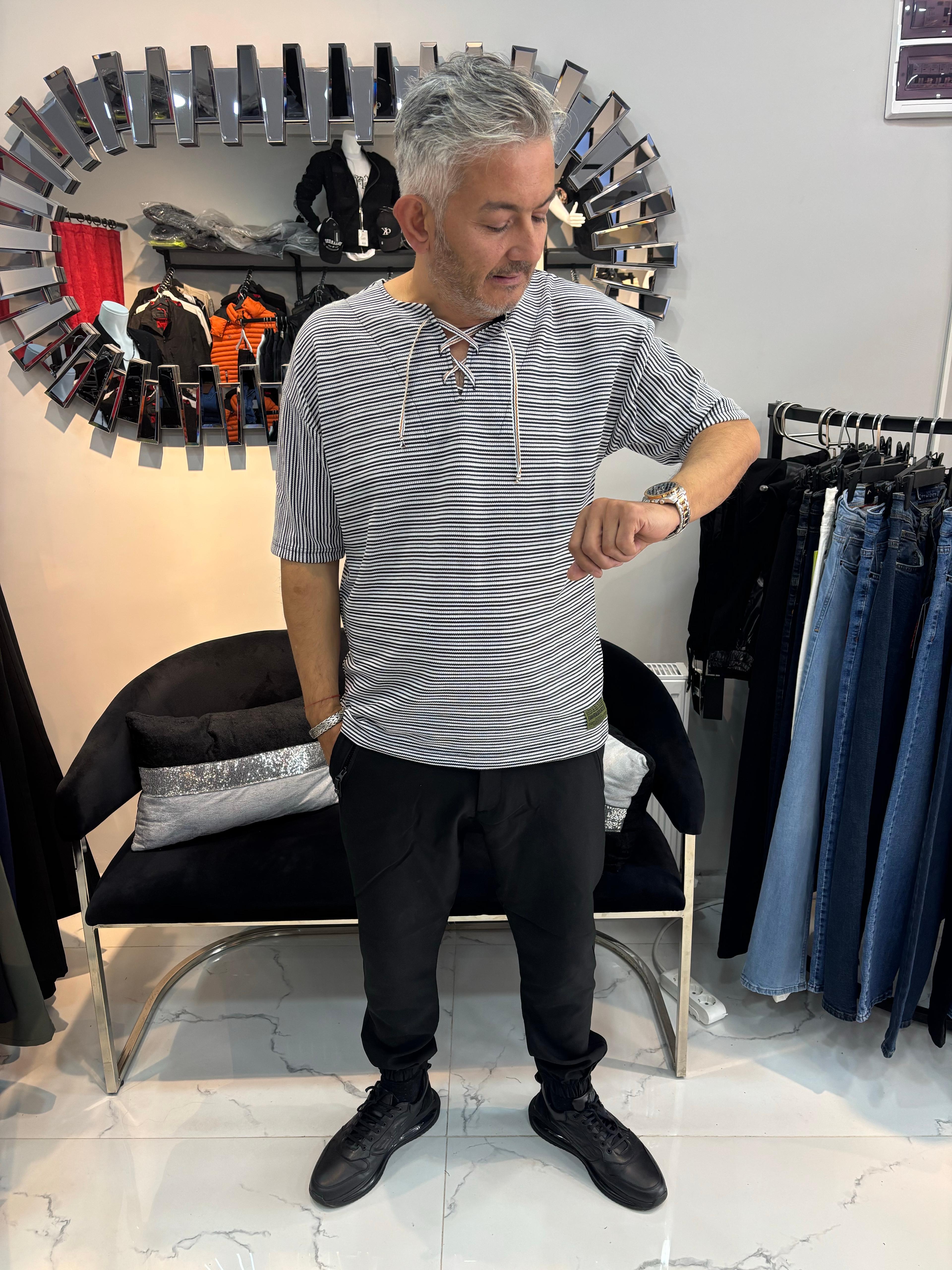 Yakası Bağcıklı Tshirt