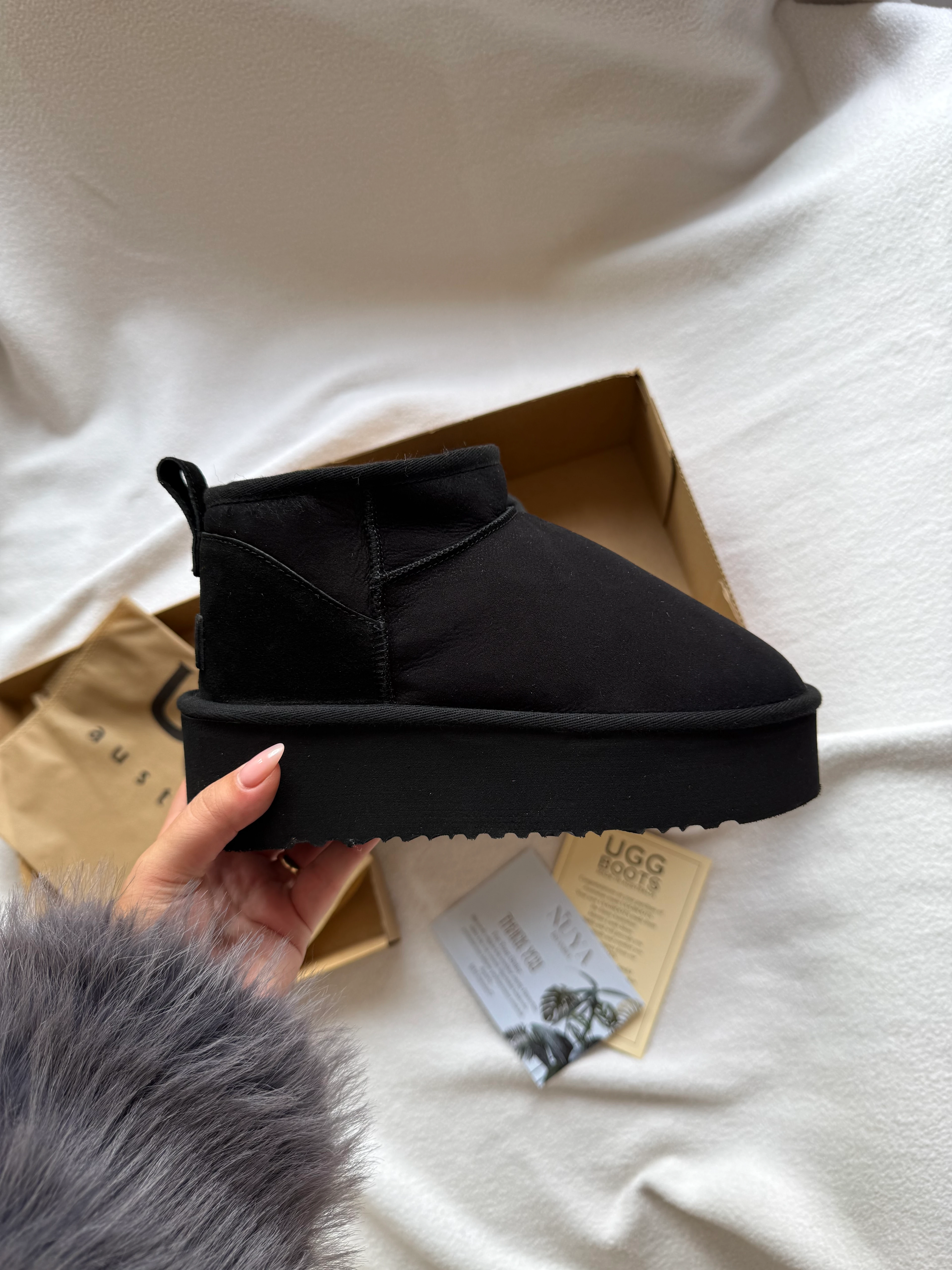 UGG MİNİ PLATFORM SİYAH (GERÇEK KÜRK-GERÇEK DERİ)- DAR KALIP