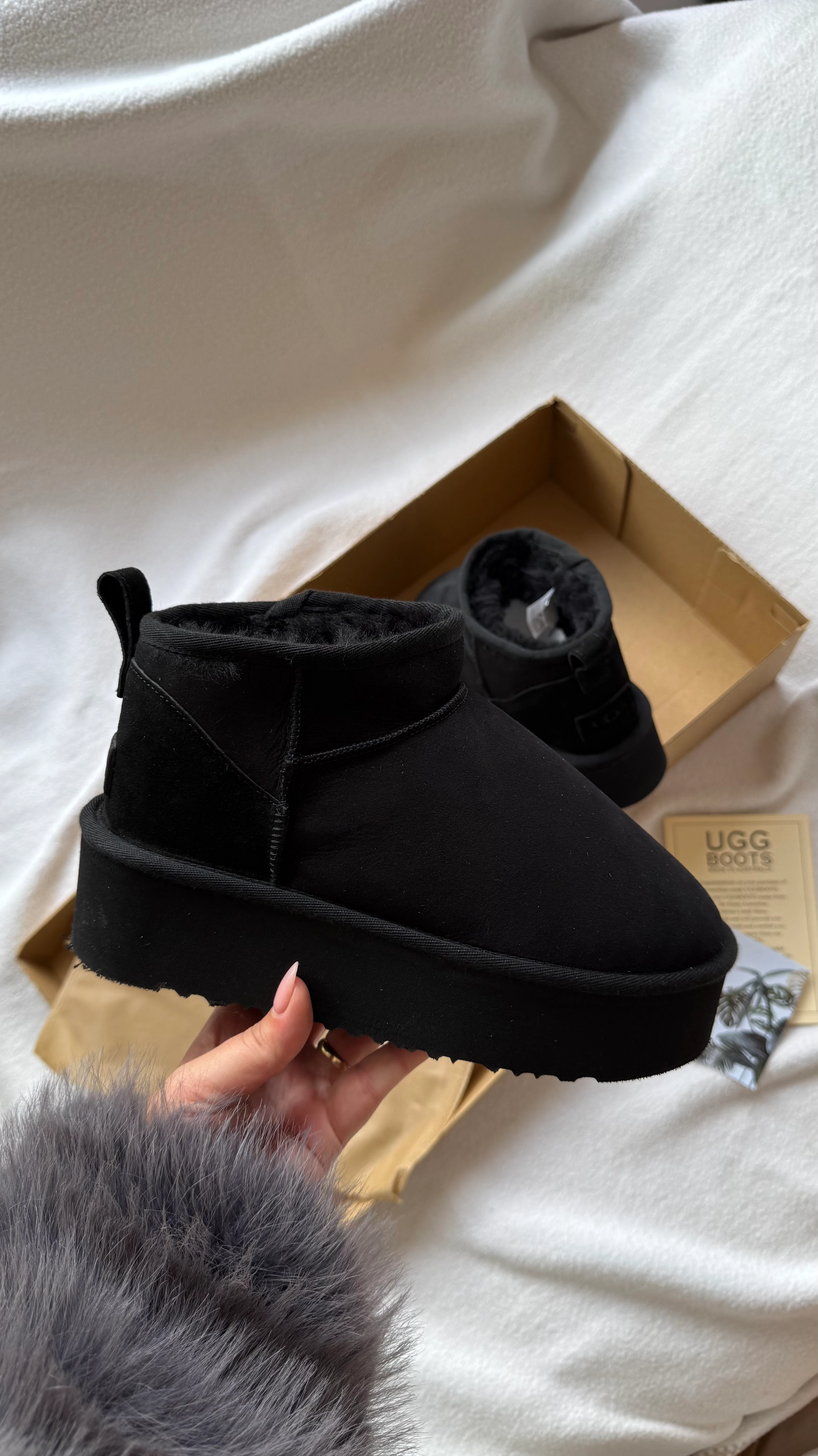 UGG MİNİ PLATFORM SİYAH (GERÇEK KÜRK-GERÇEK DERİ)- DAR KALIP