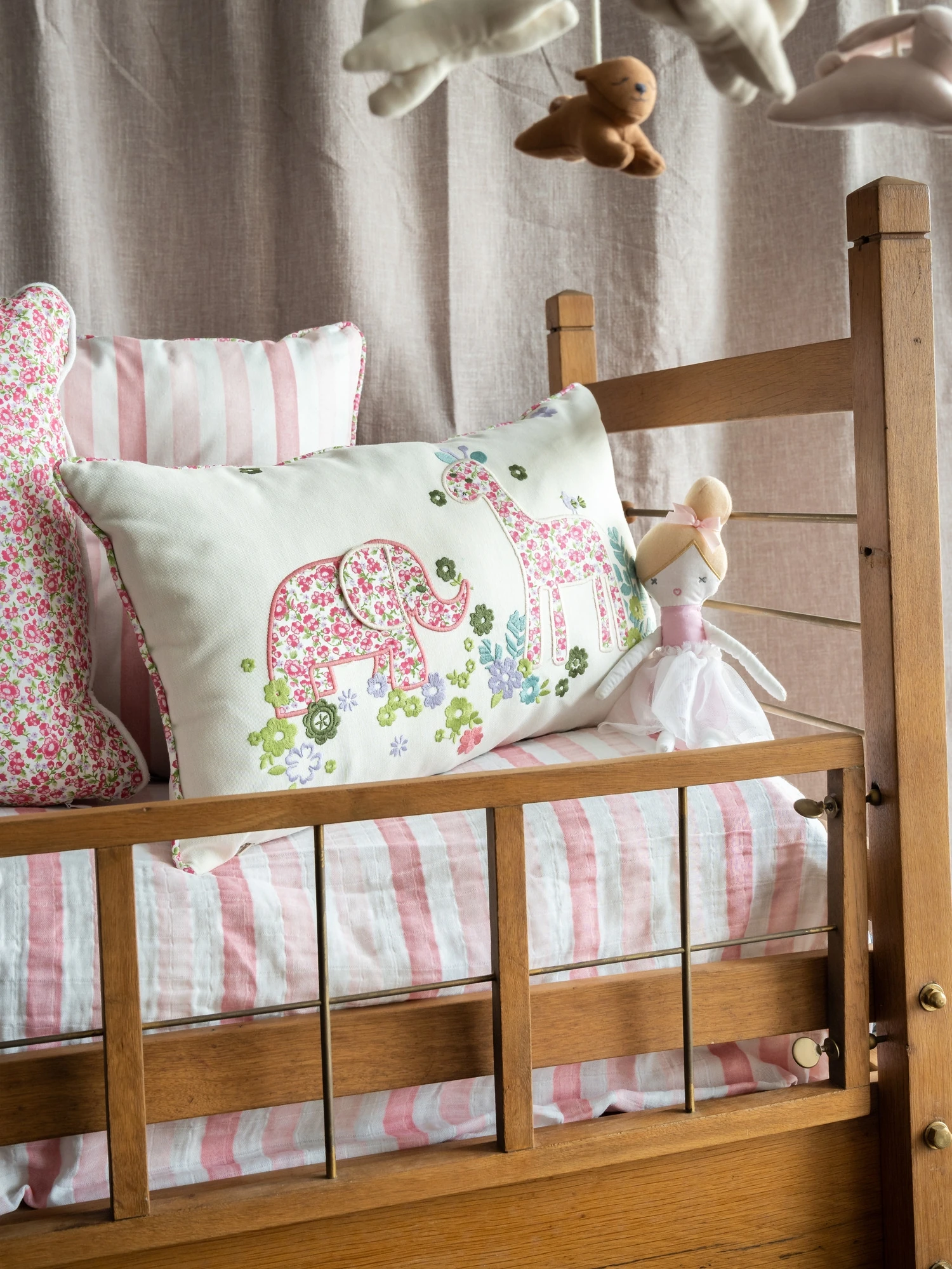 Joy Collection Nakışlı Çocuk Kırlent