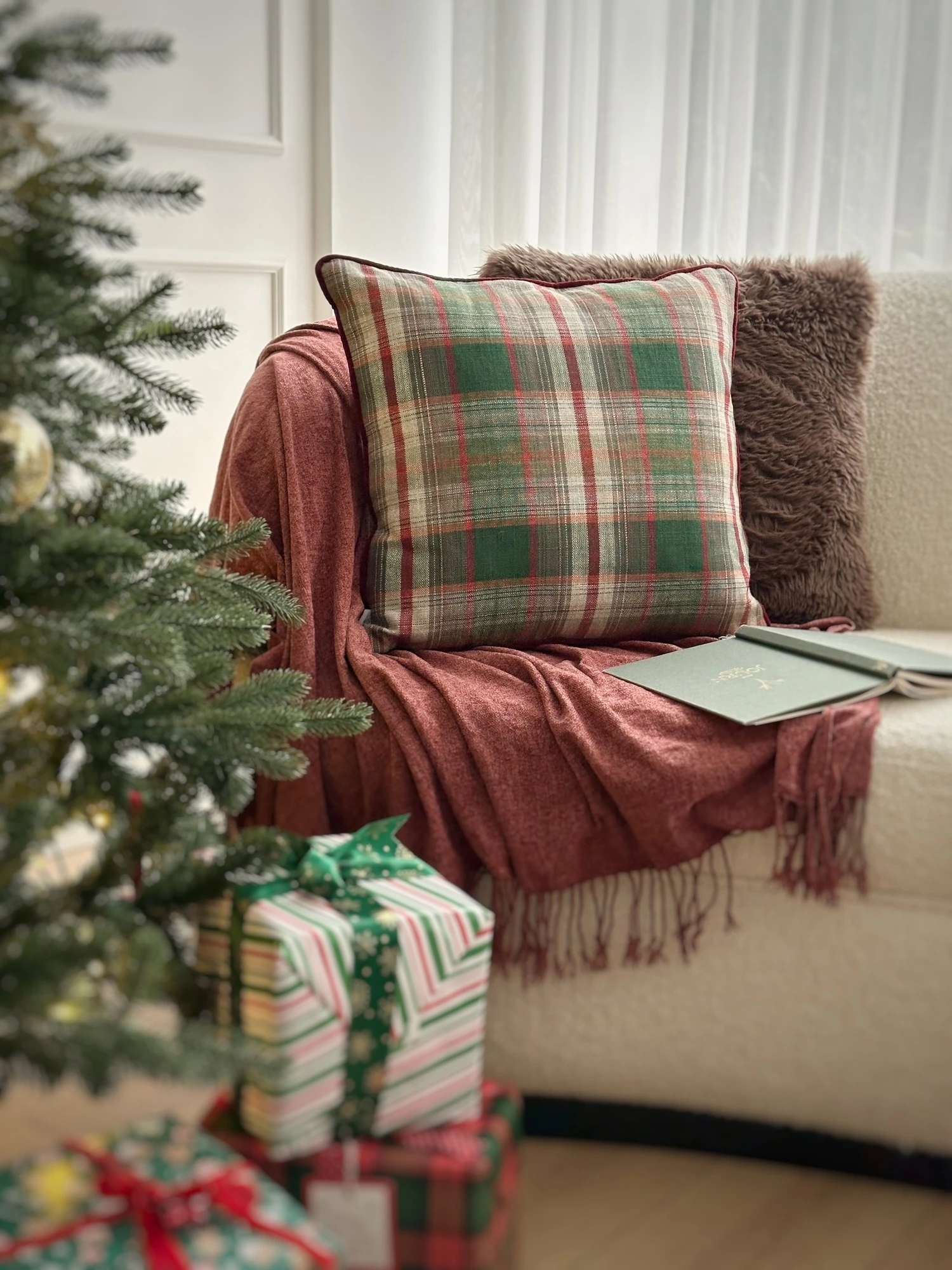 Festive Season Ekose Yastık Kılıfı