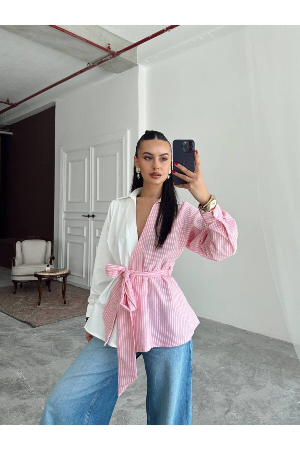 Kruvaze Yaka Kuşaklı Çift Renk Çizgili Gömlek - beyaz - pembe