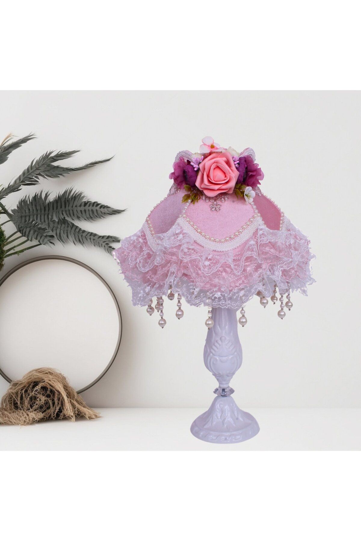 Pembe Kadife Çiçek Dekorlu Abajur Metal Beyaz Ayak AB1016