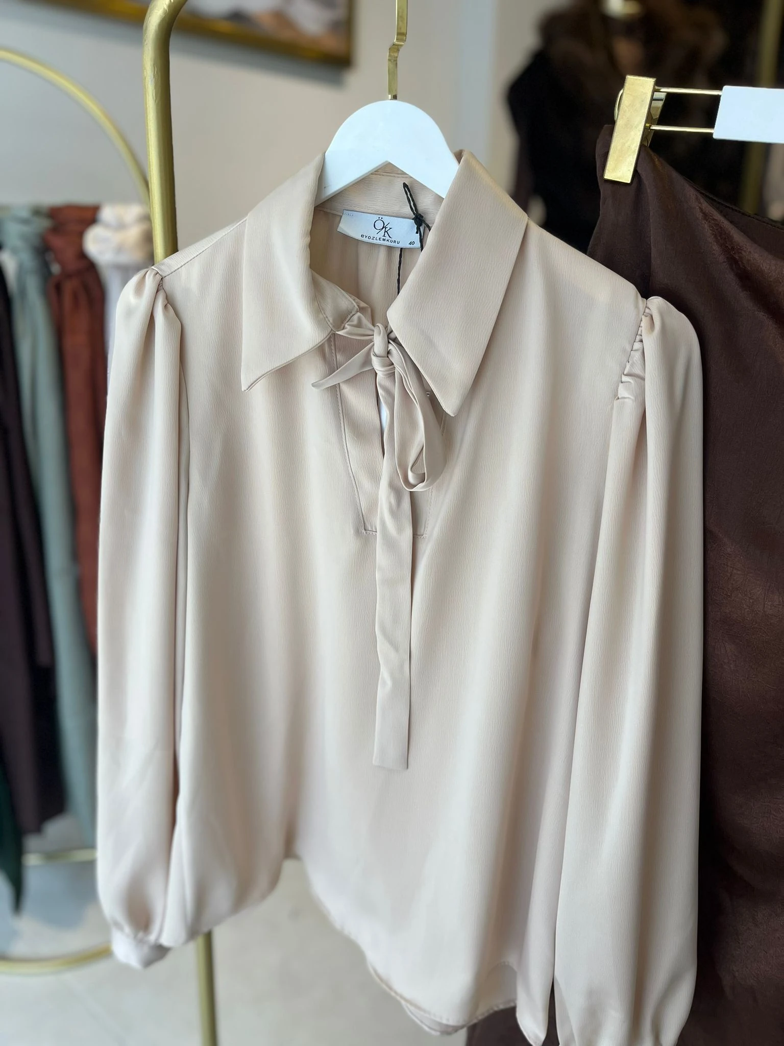 Vizon Fiyonk Detaylı Saten Bluz