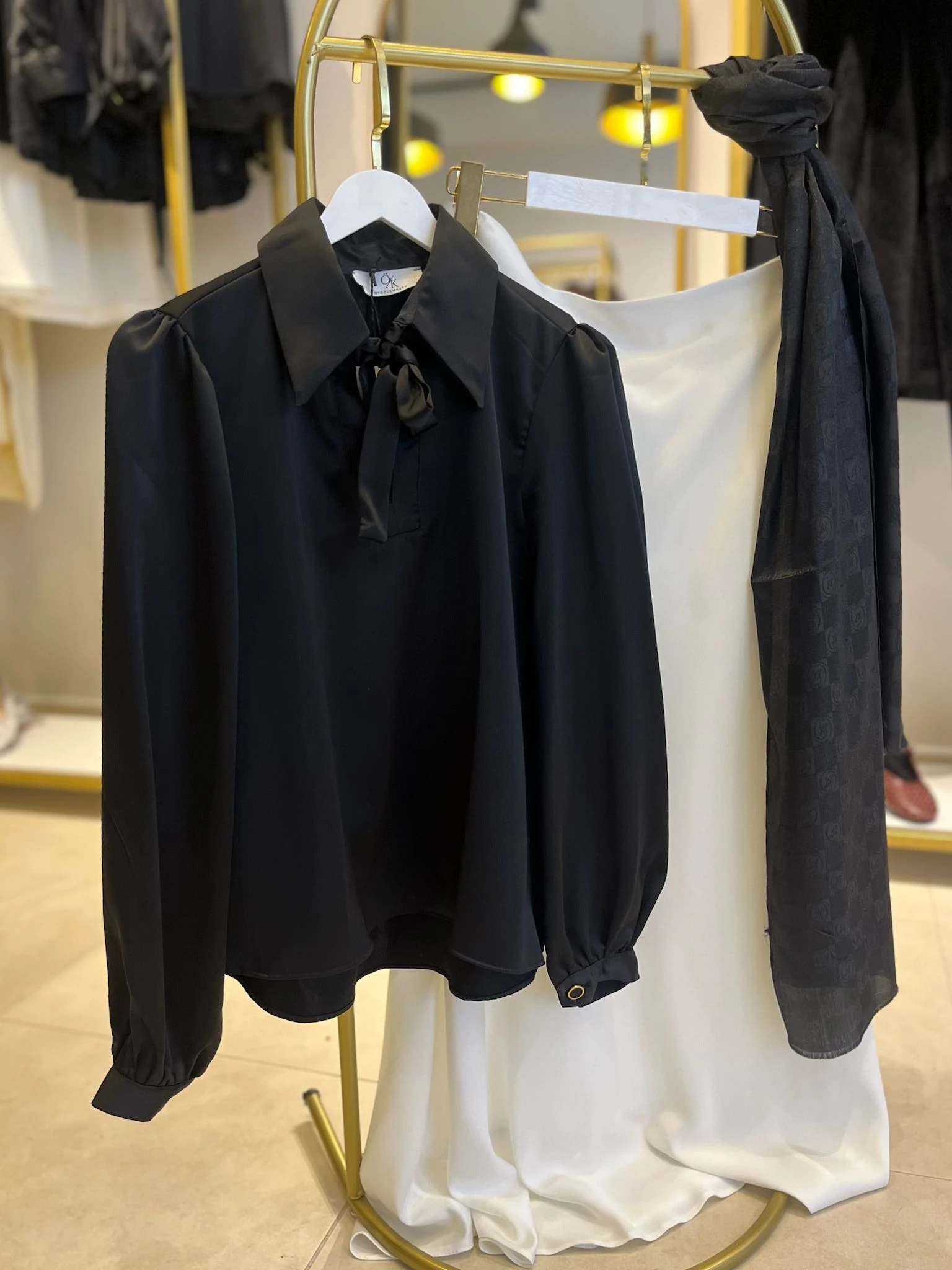 Siyah Fiyonk Detaylı Saten Bluz