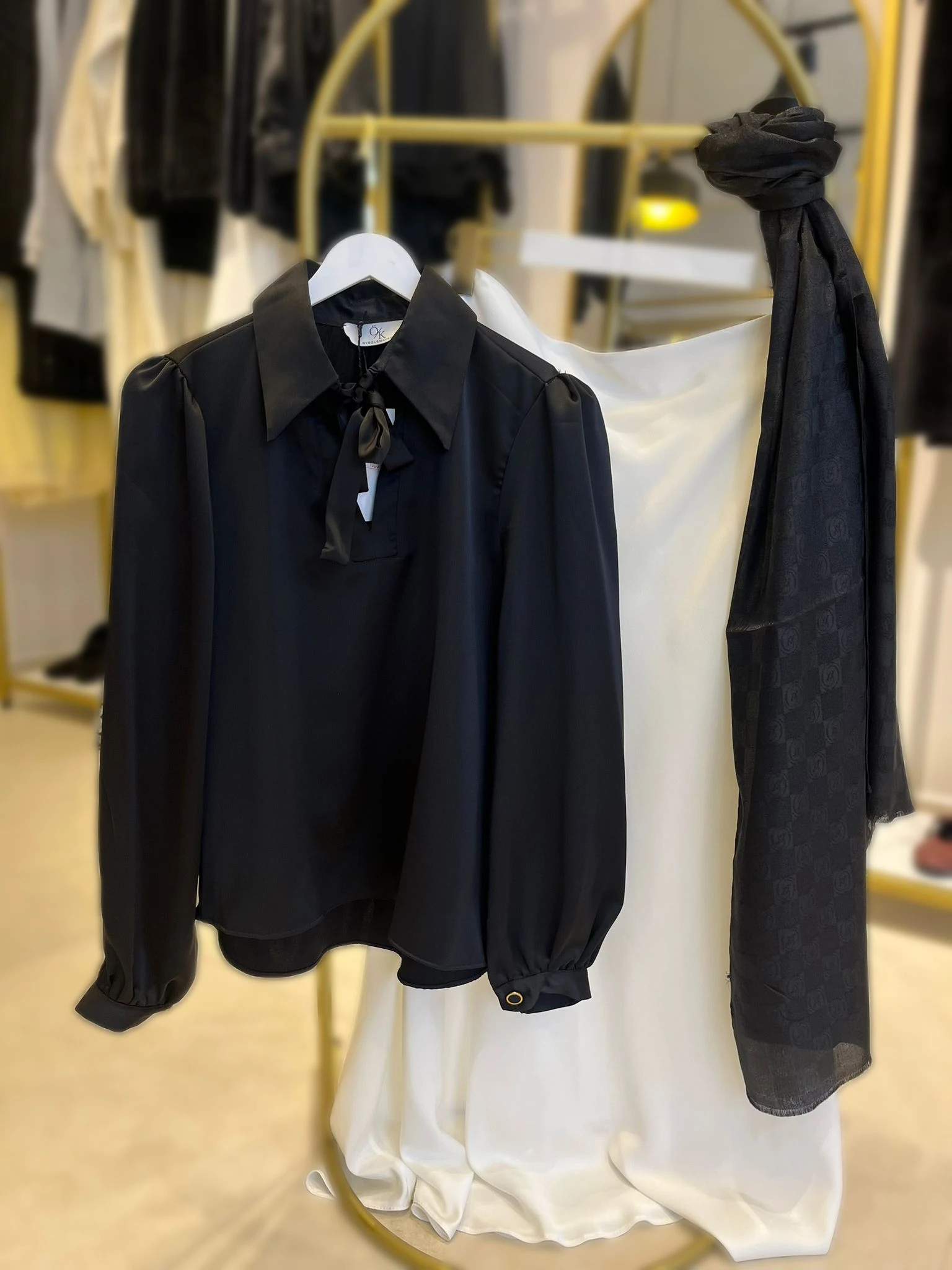 Siyah Fiyonk Detaylı Saten Bluz