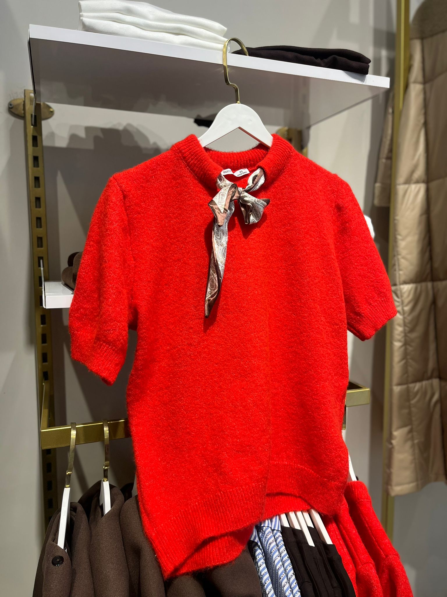 Kırmızı Fularlı Kadın Triko Kazak