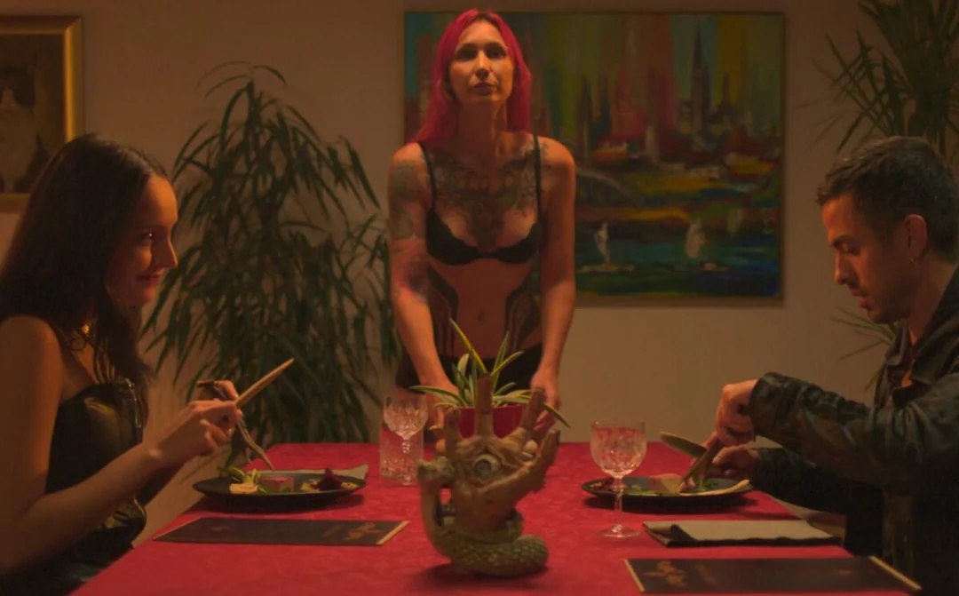 “Cooked With Love” filminde yönetmen Bruno Bilandzija, güçlü vegan mesajını bir gizem gerilim hikâyesinin içine ustalıkla gizliyor. Görsel: Cooked With Love / VUtopia