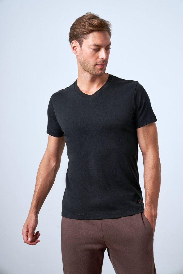 Men's V-neck slim fit T-shirt - Black